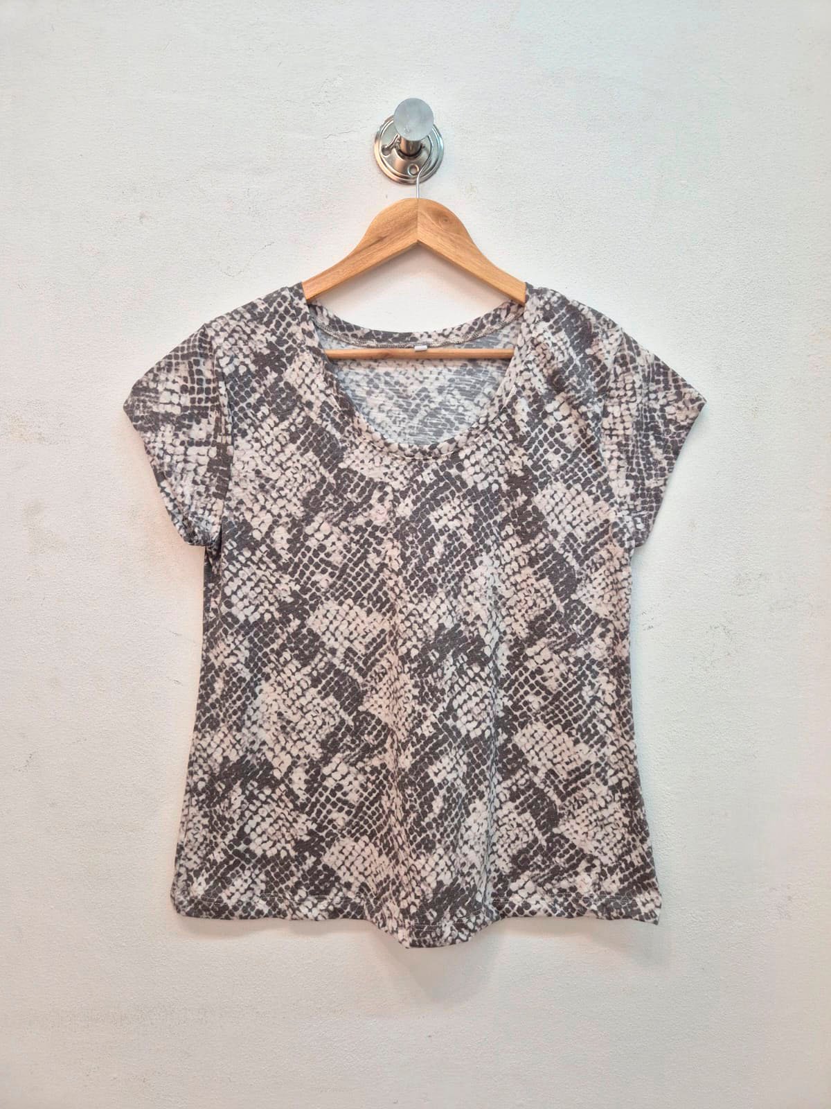 Remera gris con estampado de python y cuello redondo