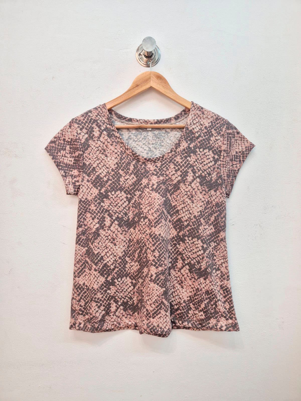 Remera estampado serpiente rosa y gris con cuello redondo y manga corta