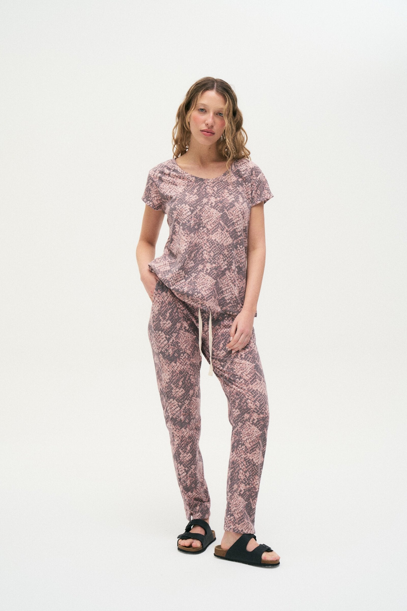 Remera manga corta rosa con estampado de python y cuello redondo