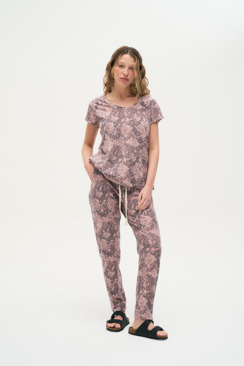 Remera manga corta rosa con estampado de python y cuello redondo