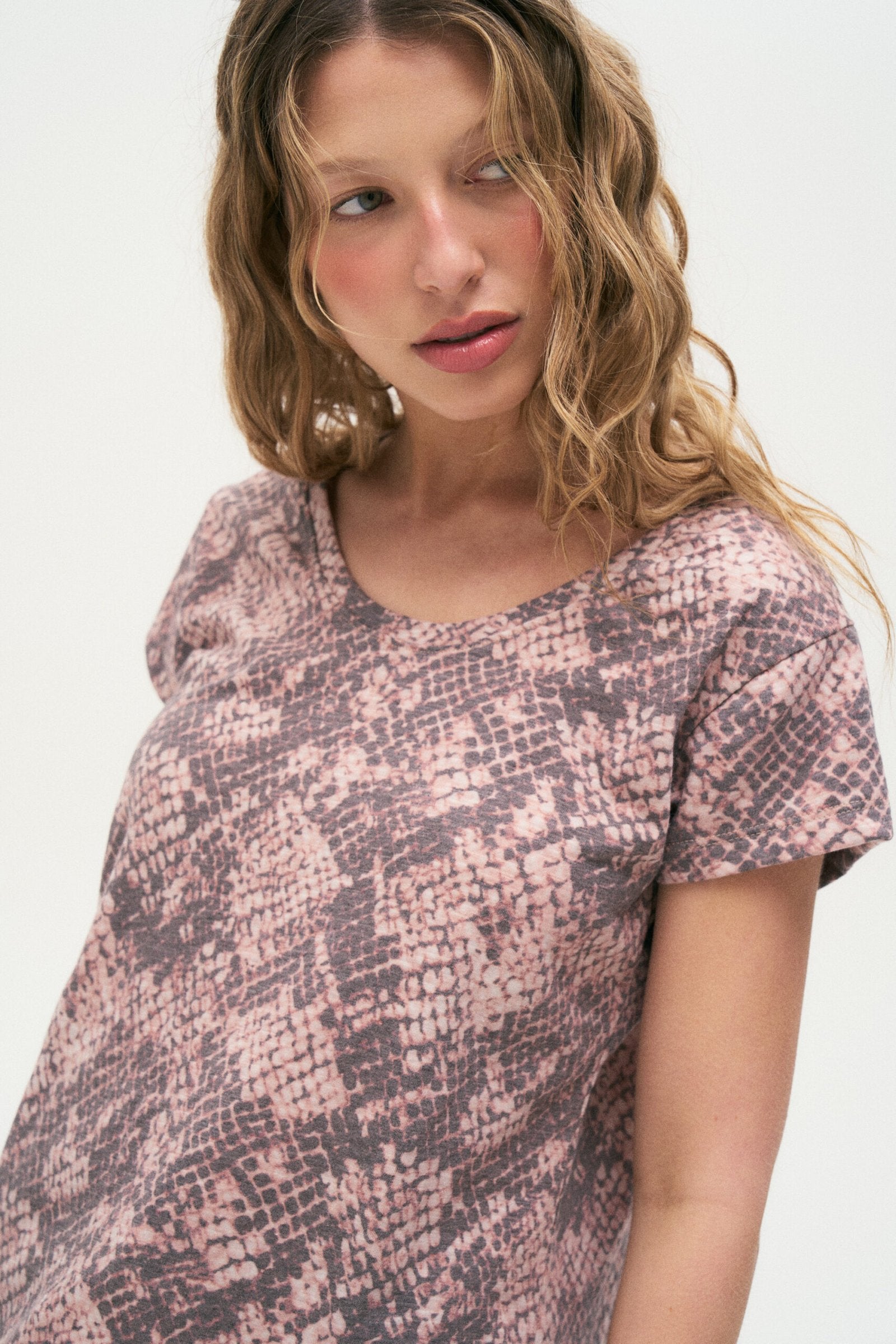 Remera rosa con estampado de python gris y cuello redondo manga corta