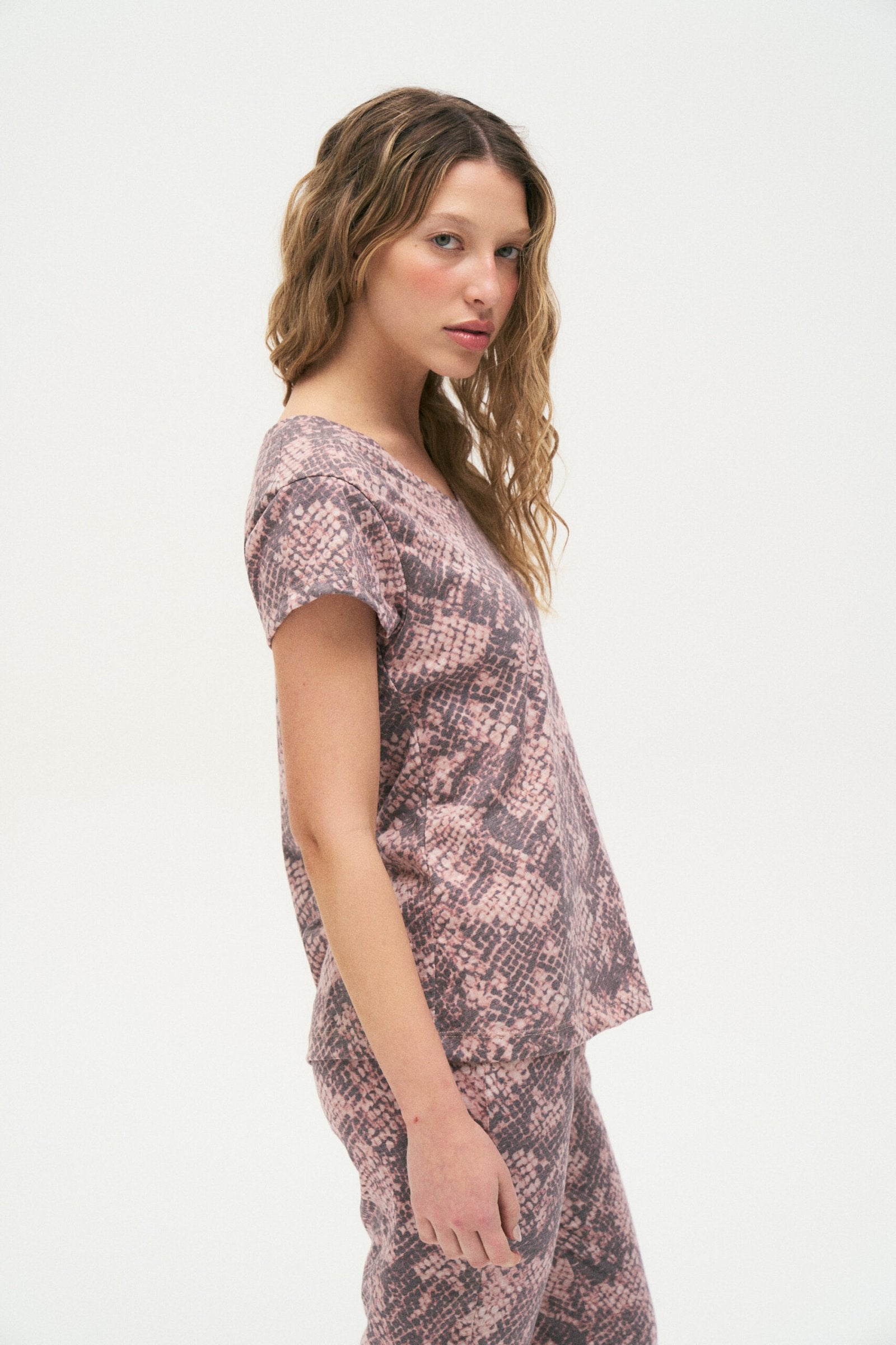 Remera manga corta estampado python rosa y gris