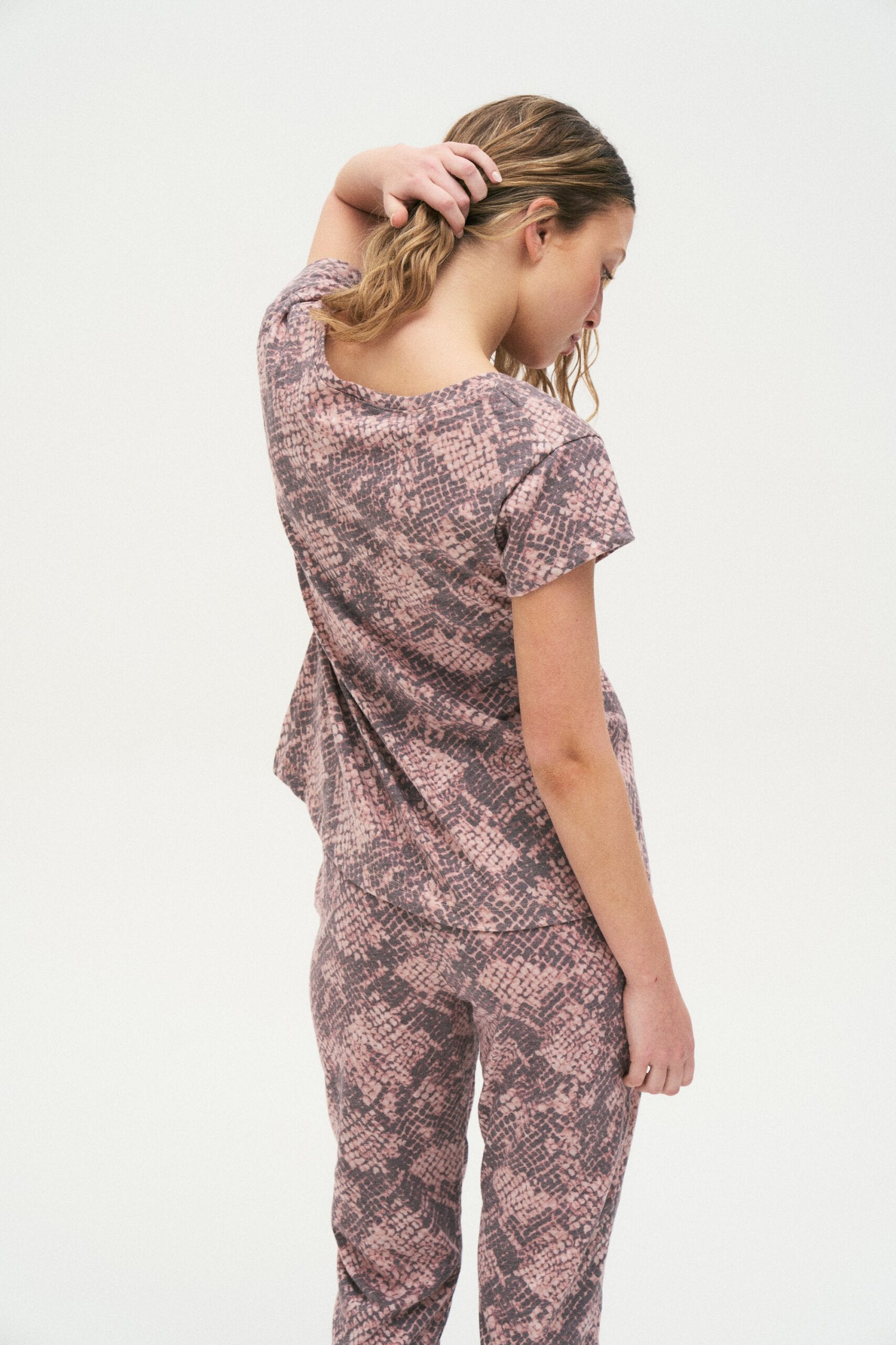 Remera manga corta con estampado de textura en tonos rosados