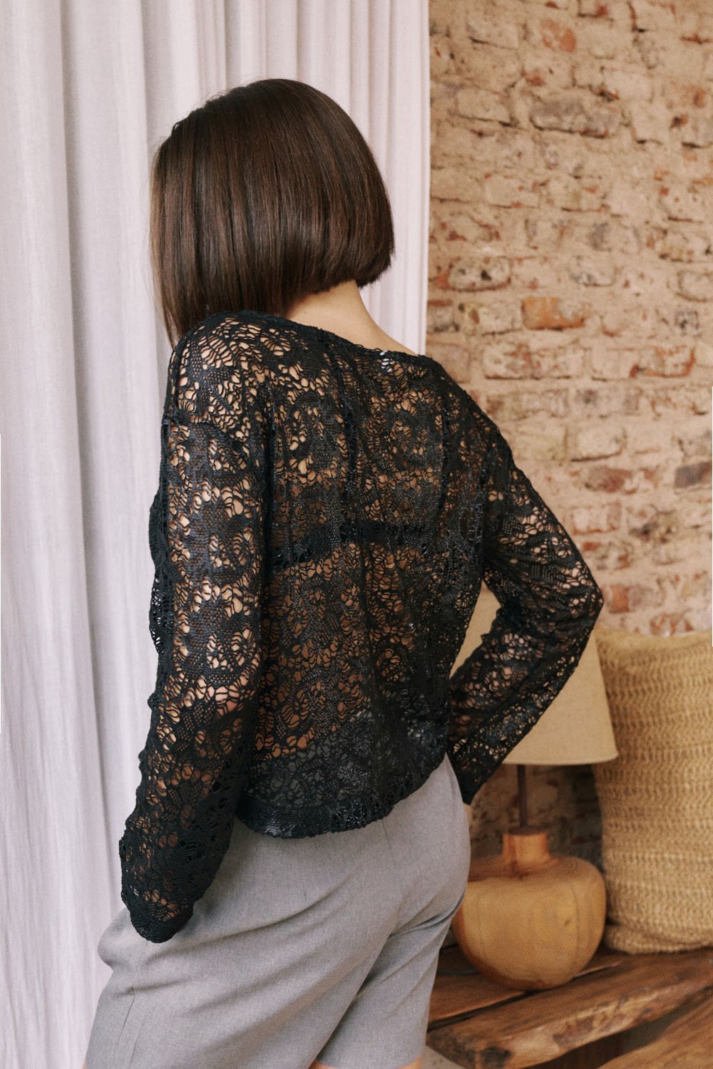 Remera negra de encaje con manga larga y cuello redondo