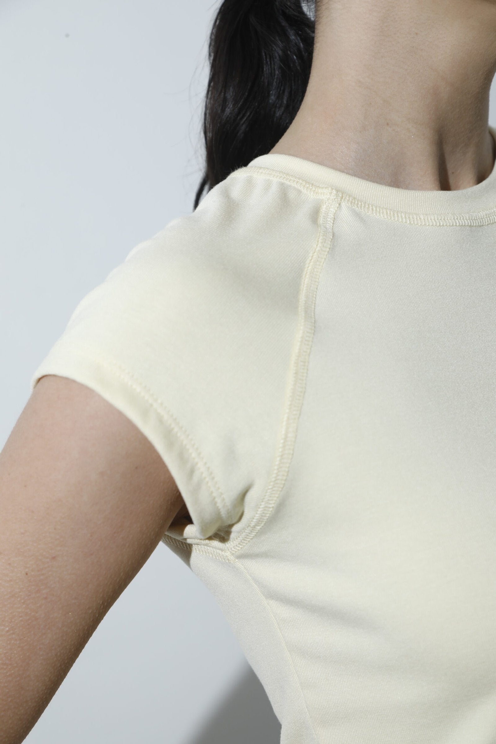 Remera crema de algodón con cuello redondo y manga corta