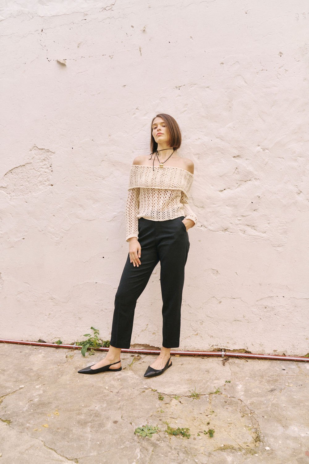 Remera off-shoulder beige con textura acanalada y manga larga