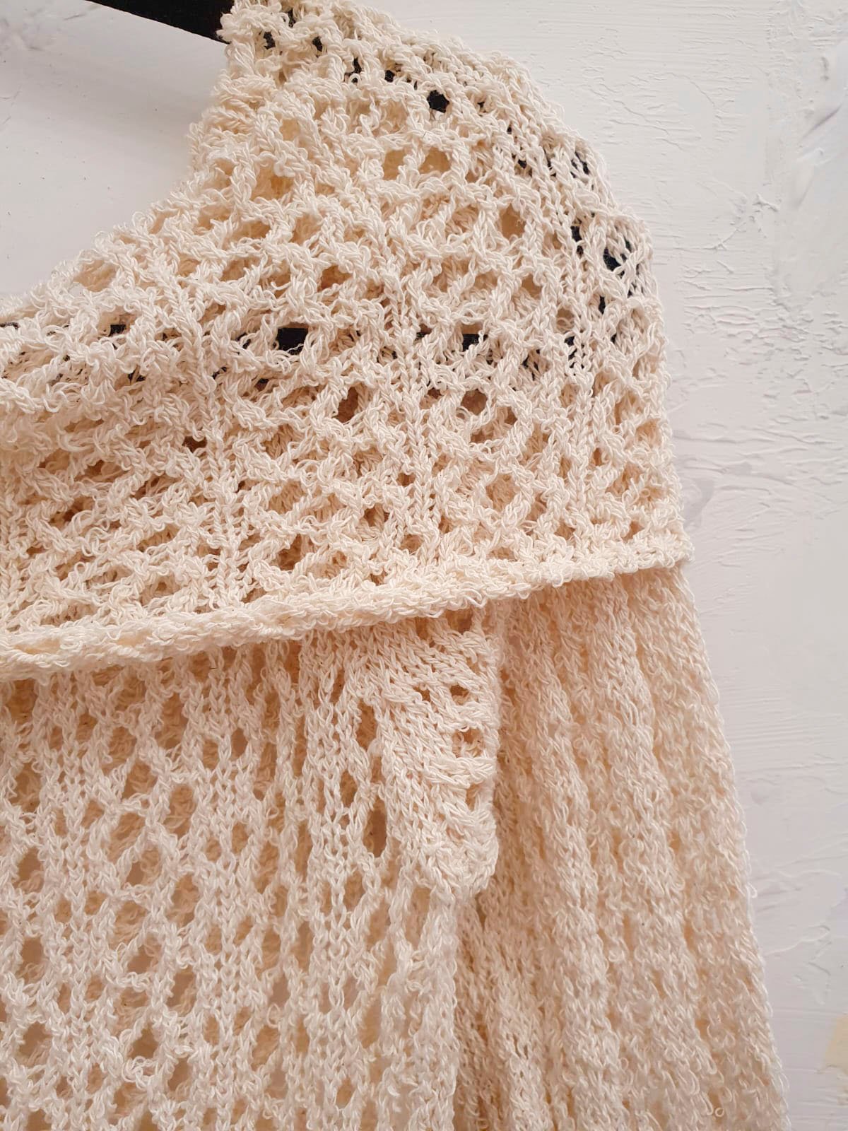 Remera de crochet beige con trama calada y manga corta
