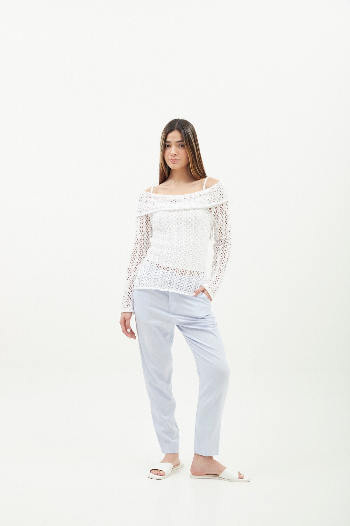 Remera blanca calada de manga larga con escote bardero