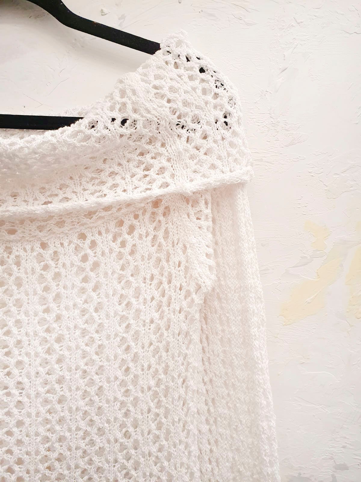 Remera blanca calada de manga corta con escote redondo