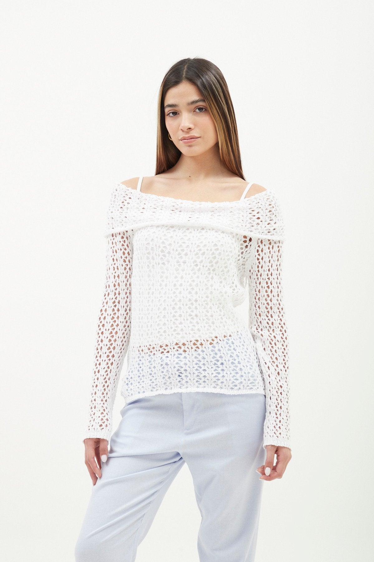 Remera blanca calada con hombros descubiertos y manga larga