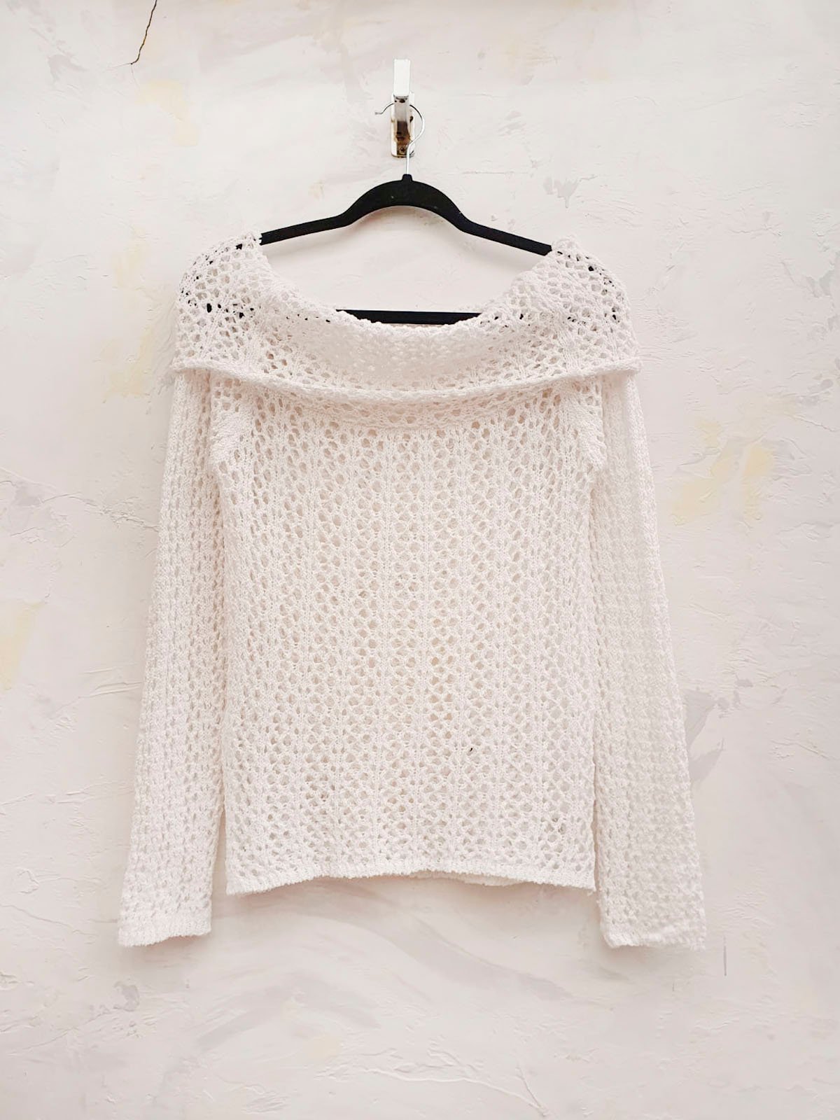 Remera blanca calada de manga larga y escote barco