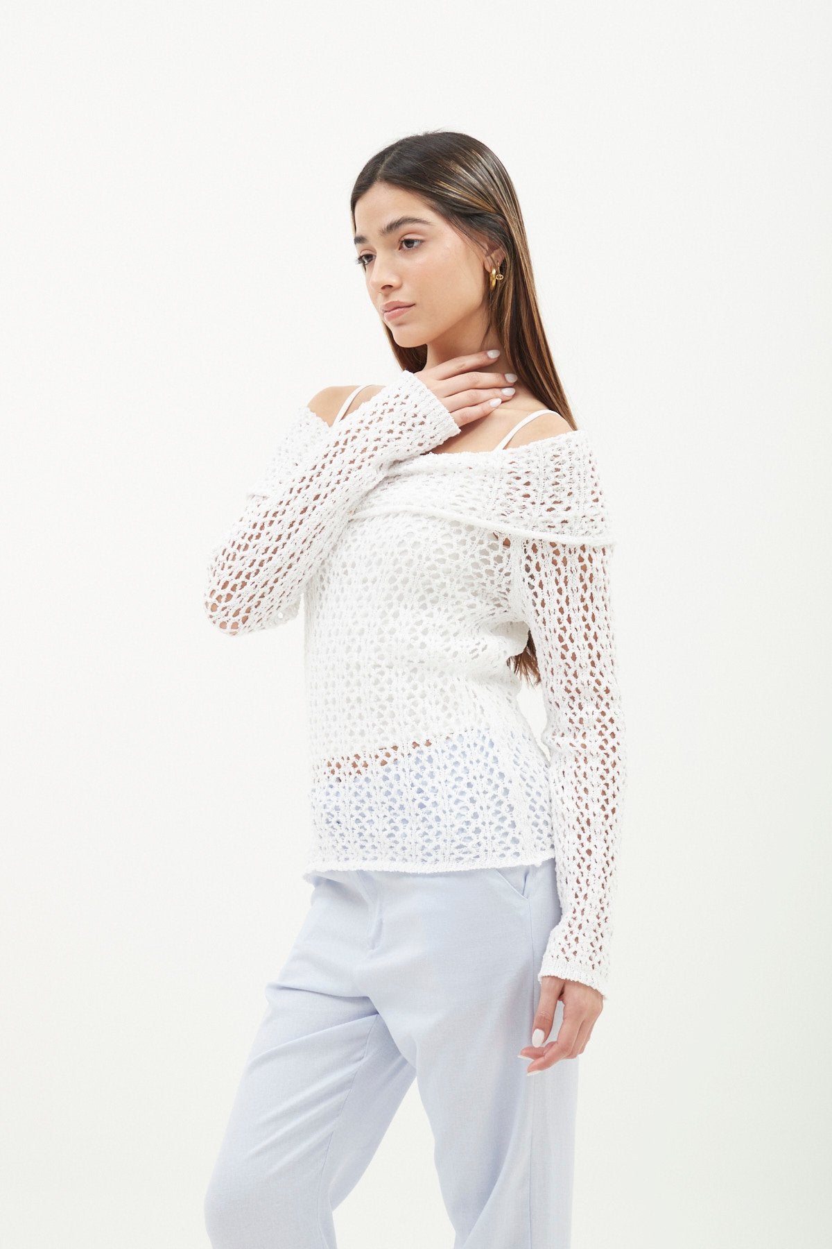 Remera blanca calada de manga larga y escote frío