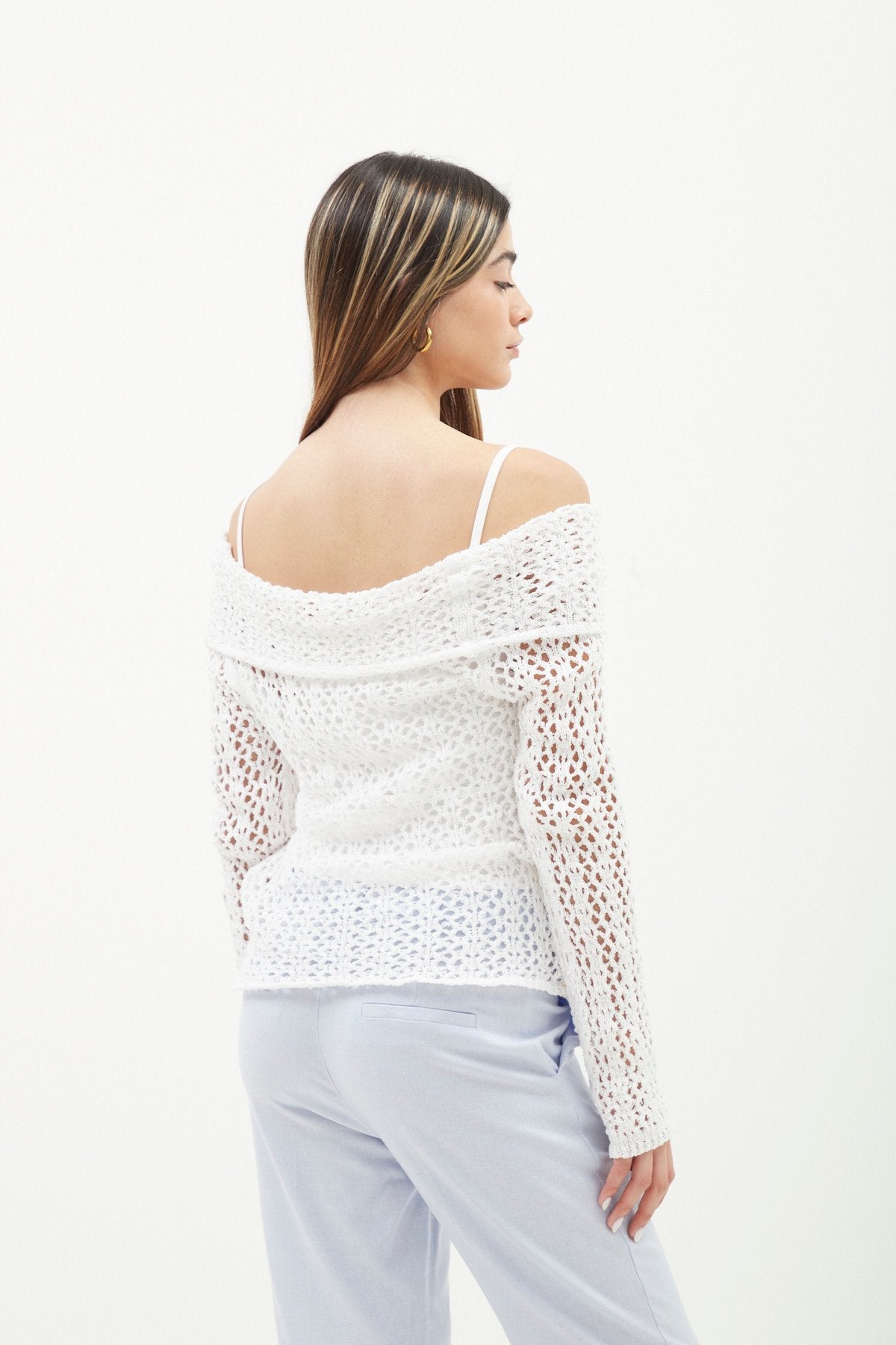 Remera blanca calada con escote frío y manga larga