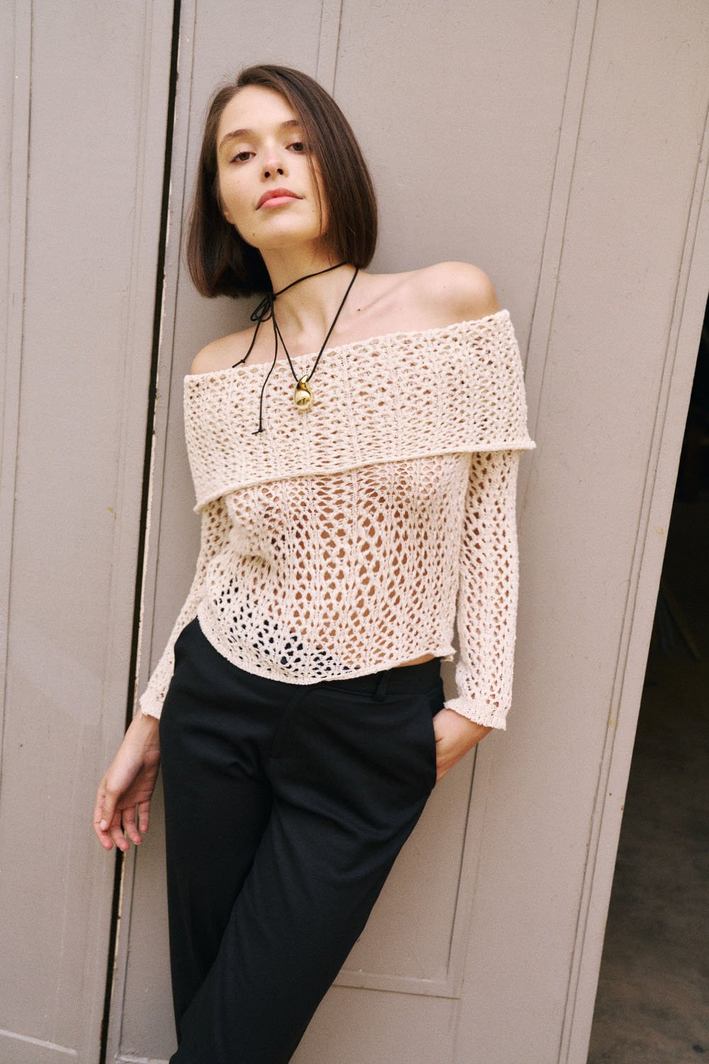 Remera calada crema con escote bardot y manga larga