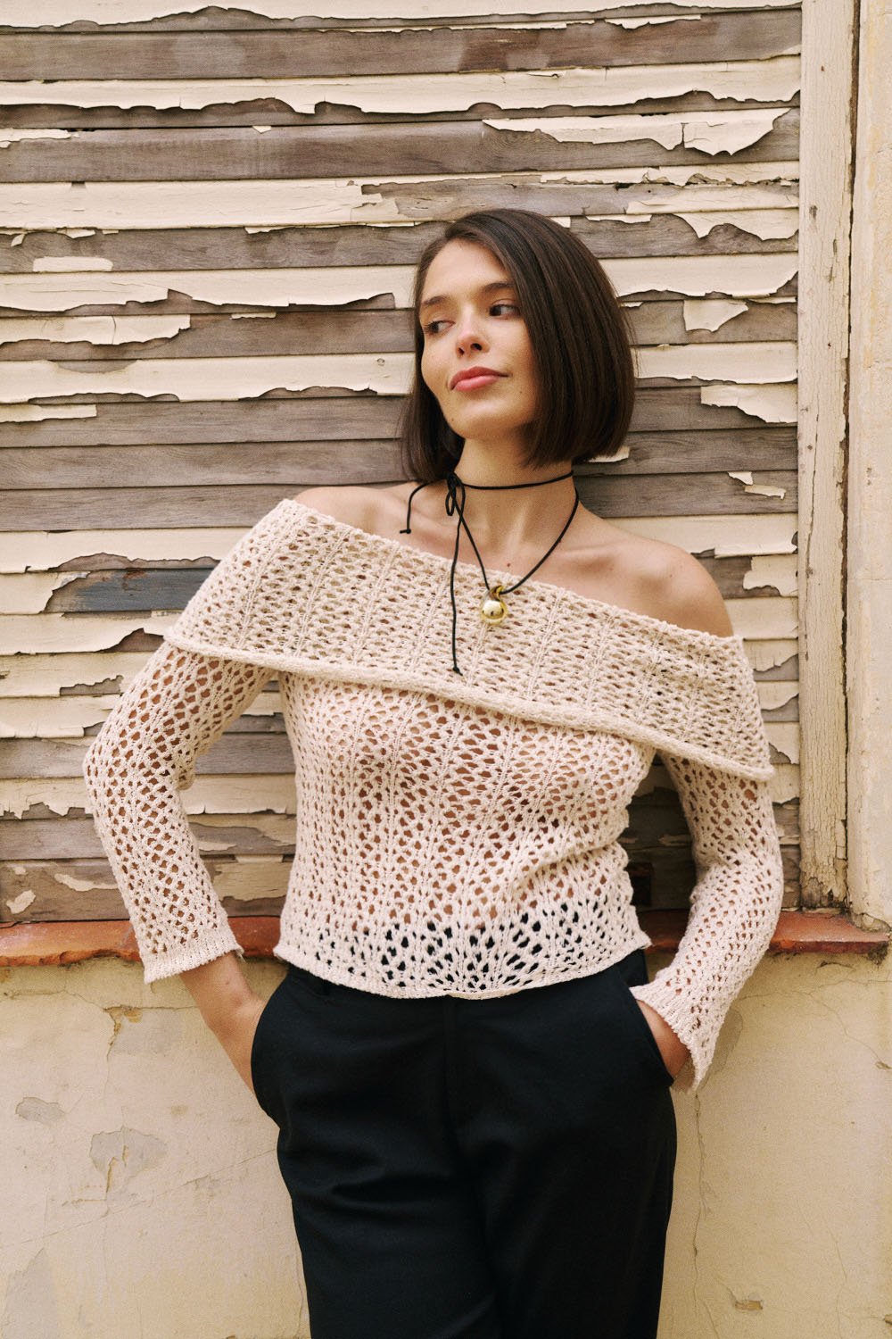 Remera calada beige de manga larga con hombro descubierto