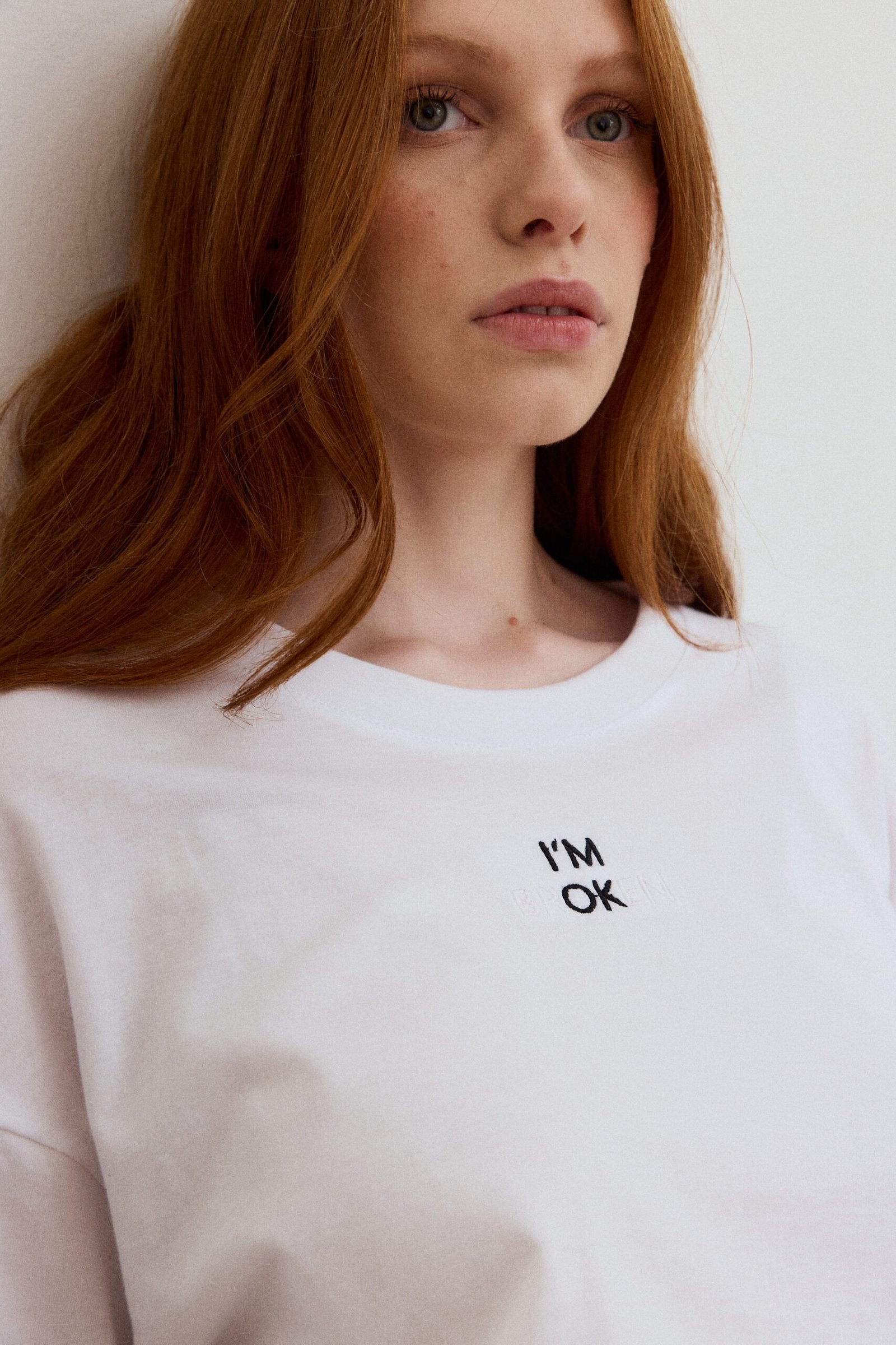 Remera blanca de algodón con estampado de texto en pecho