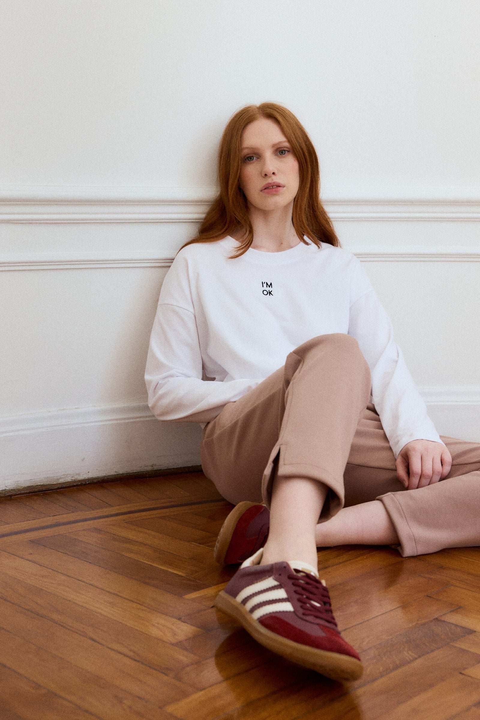 Remera blanca de manga larga con estampado pequeño en el pecho