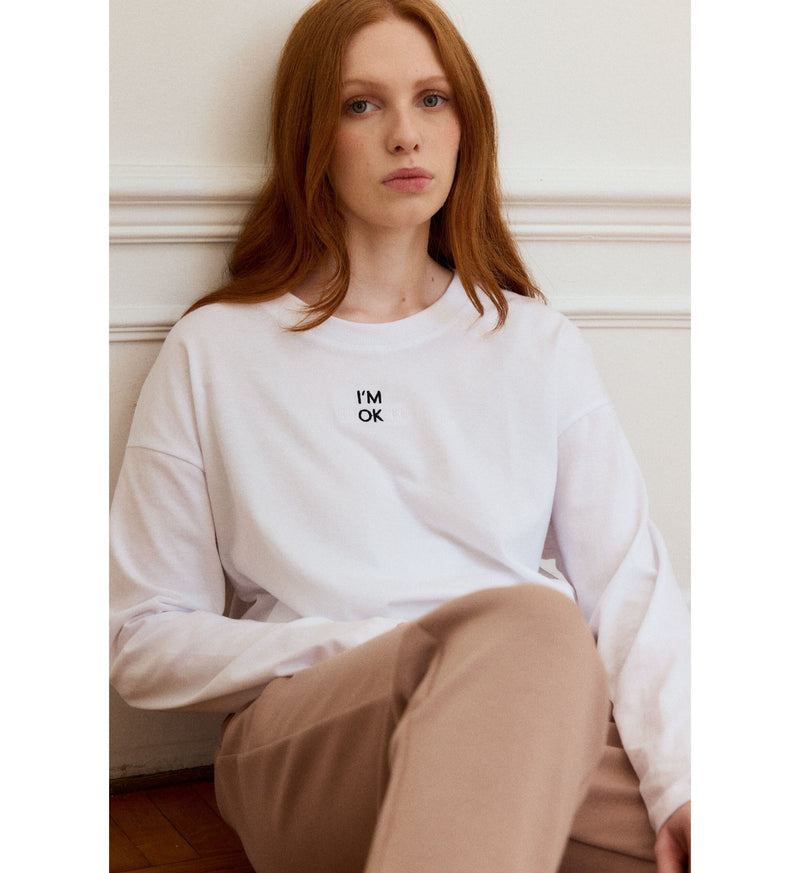 Remera blanca de manga larga con estampado gráfico en pecho