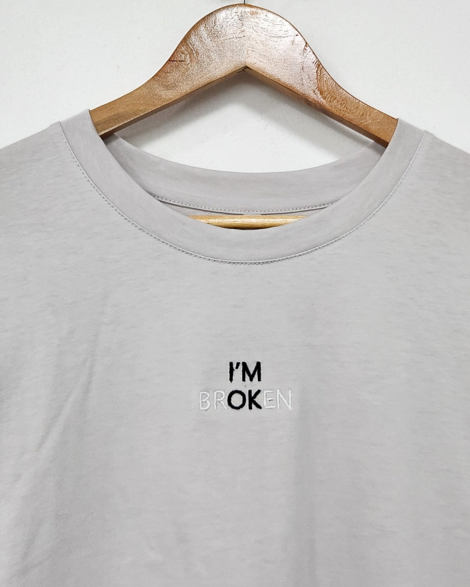 Remera gris de algodón con estampado de texto en frente y cuello redondo