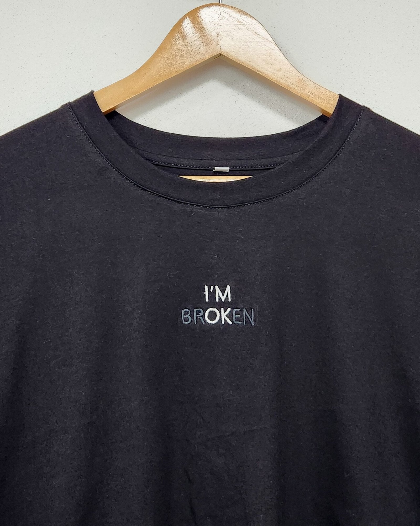Remera negra de algodón con estampado de texto en pecho