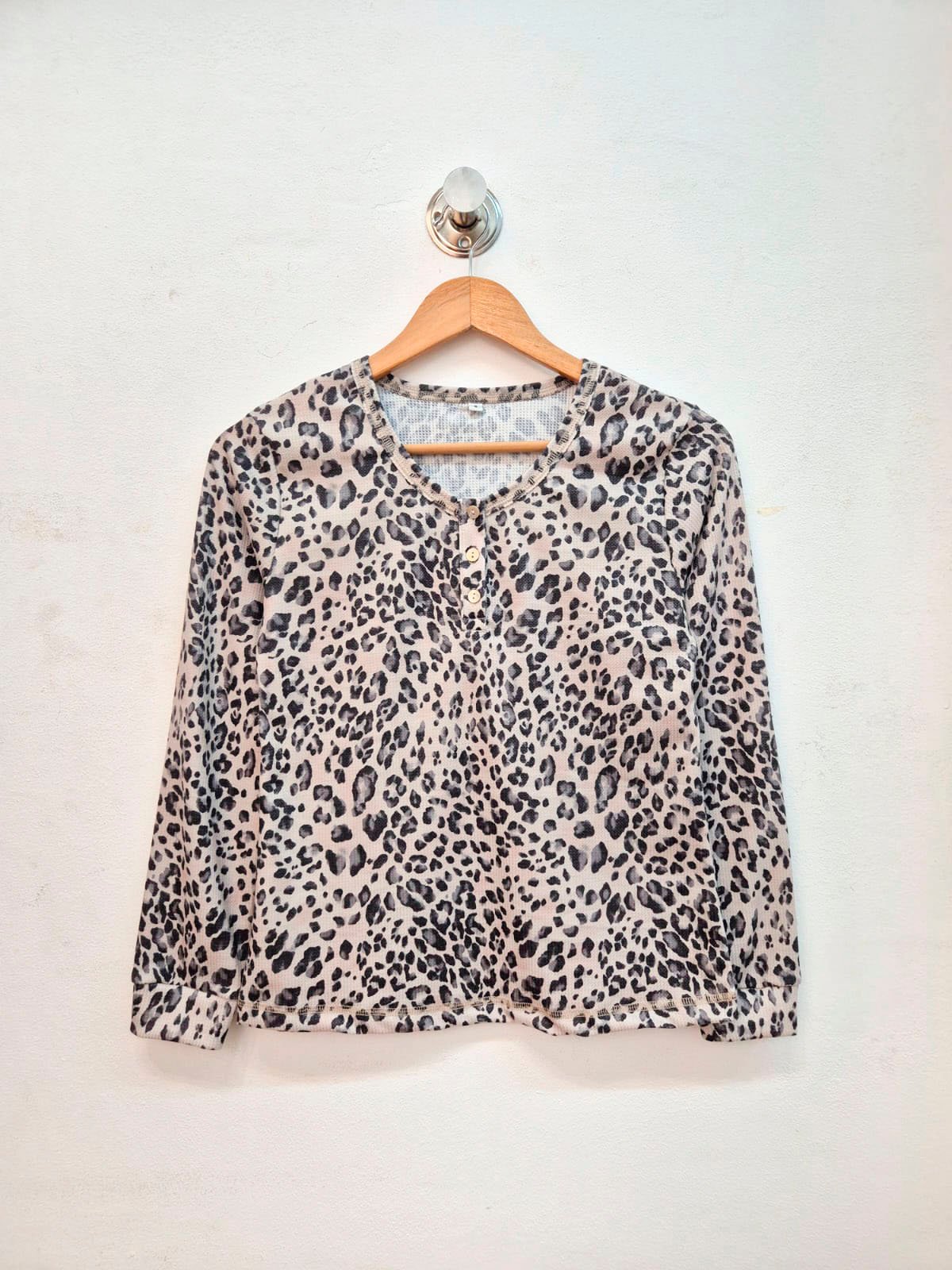 Remera estampado animal print beige con botones y manga larga