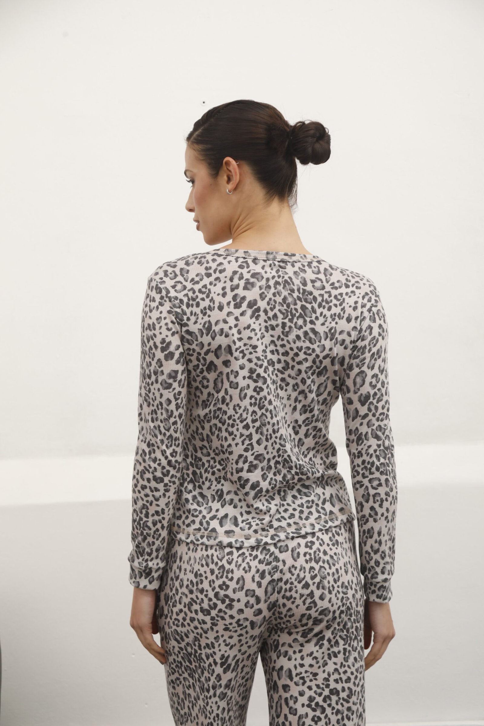 Remera estampado leopardo gris con manga larga y cuello redondo