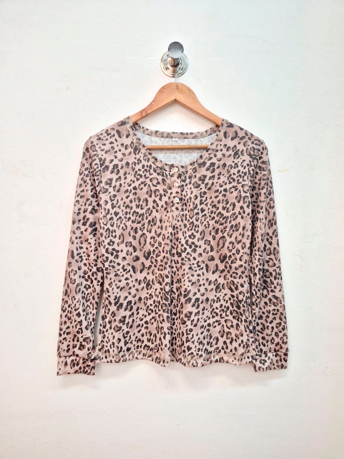 Remera estampado leopardo beige con botones y manga larga