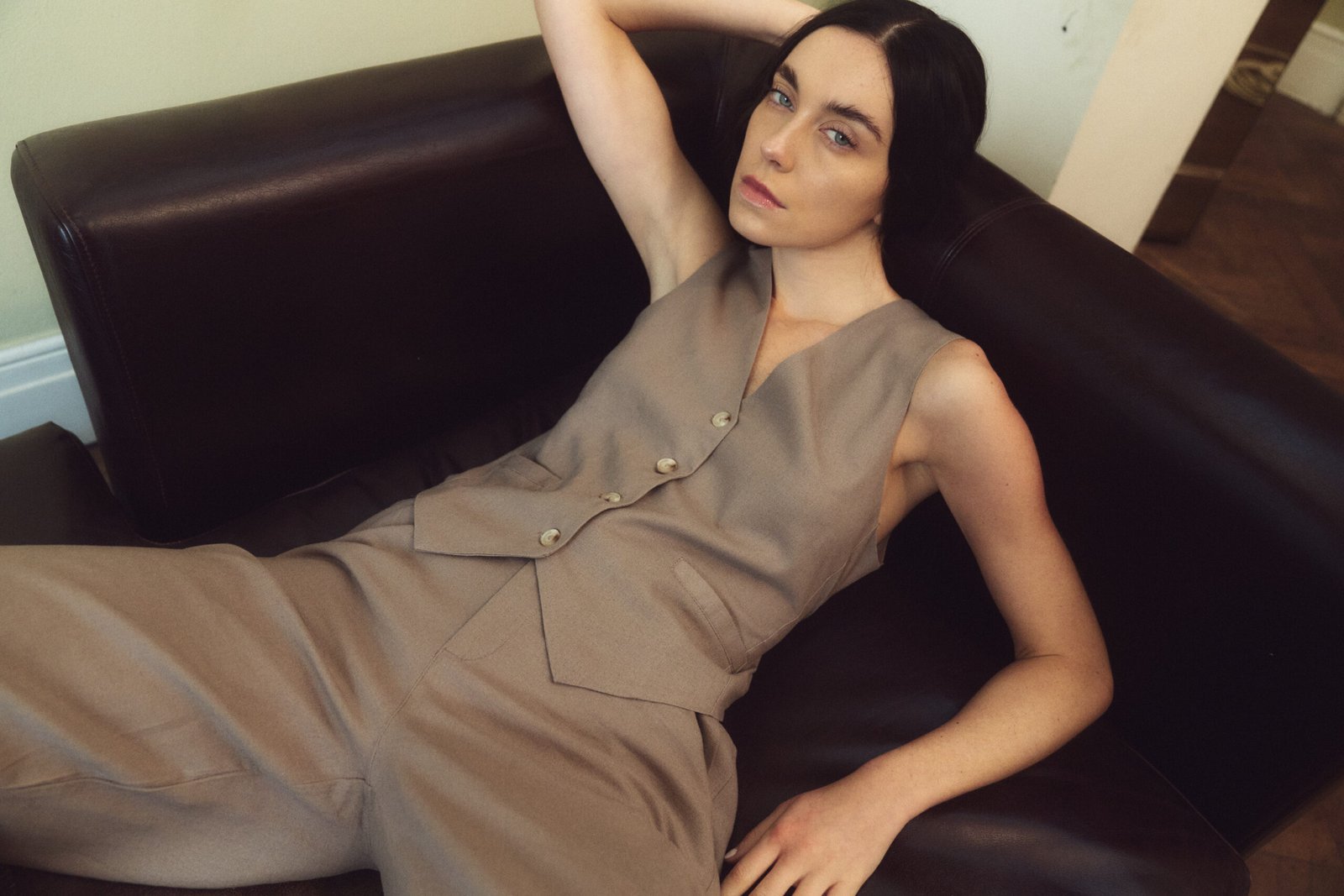 Chaleco beige sin mangas con botones al frente y escote V