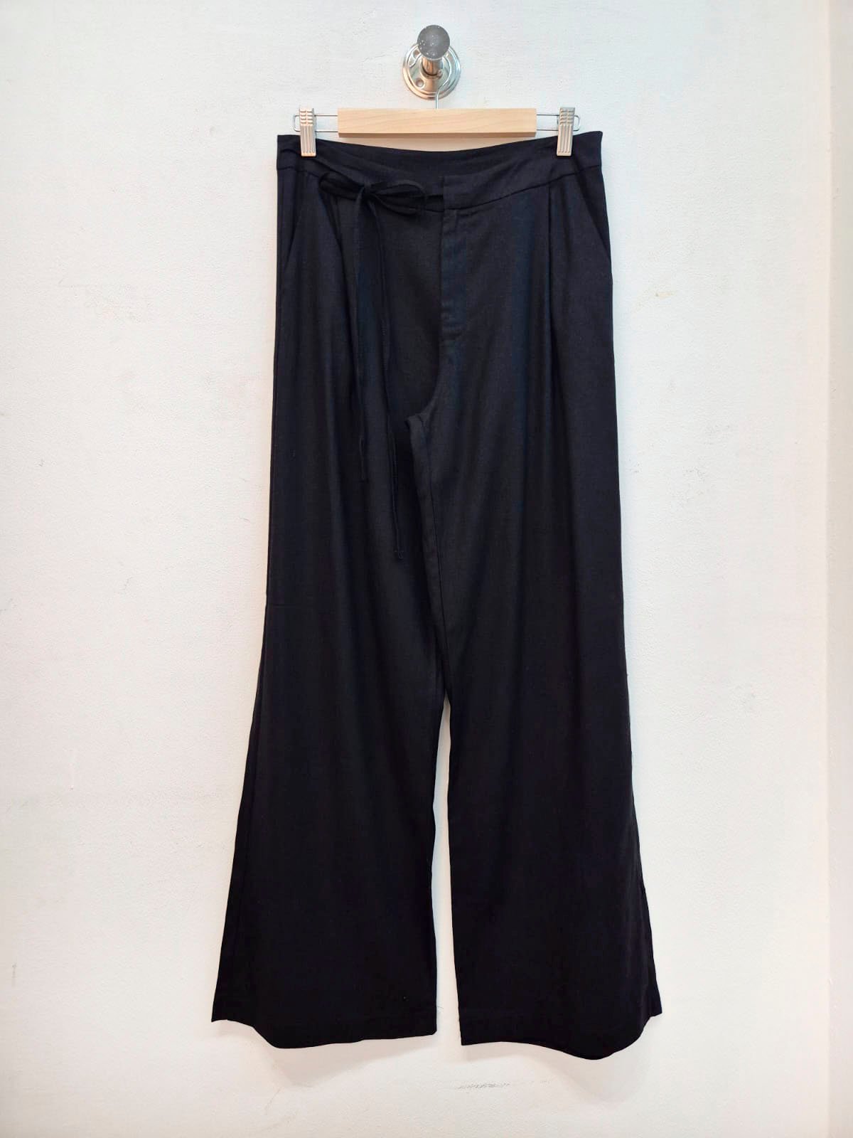 Pantalón negro de tiro alto con cintura anudada y pierna ancha