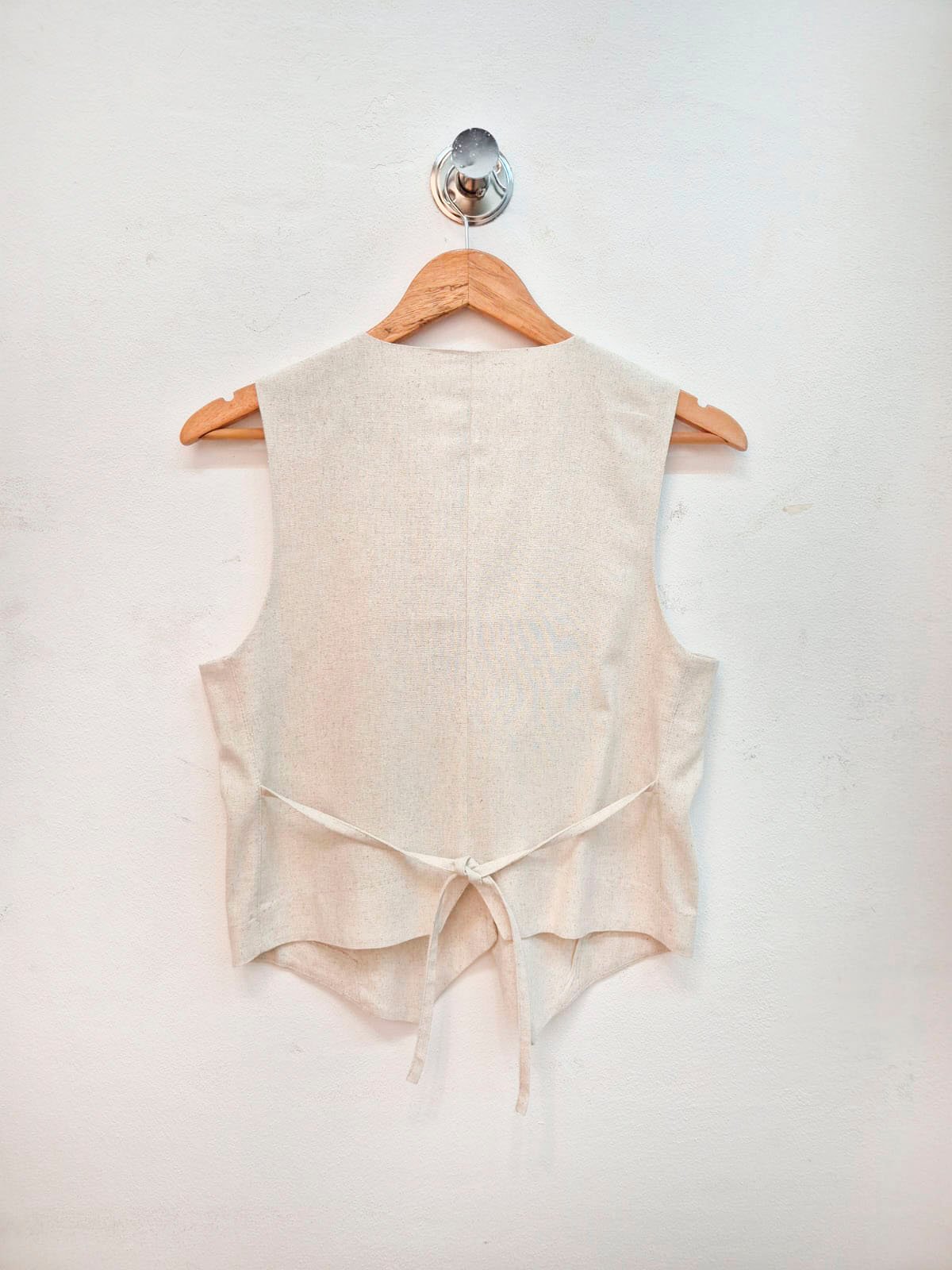 Chaleco beige de lino con escote V y cierre trasero de lazos