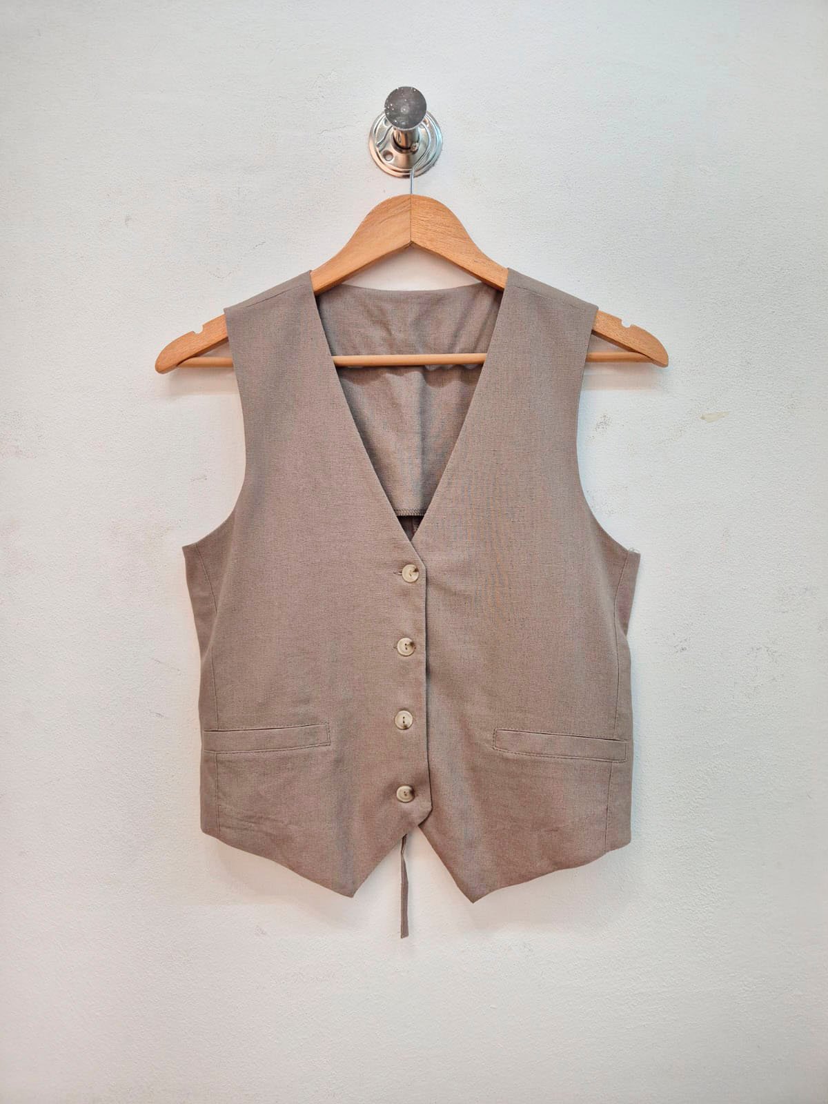 Chaleco taupe con escote V y botones frontales