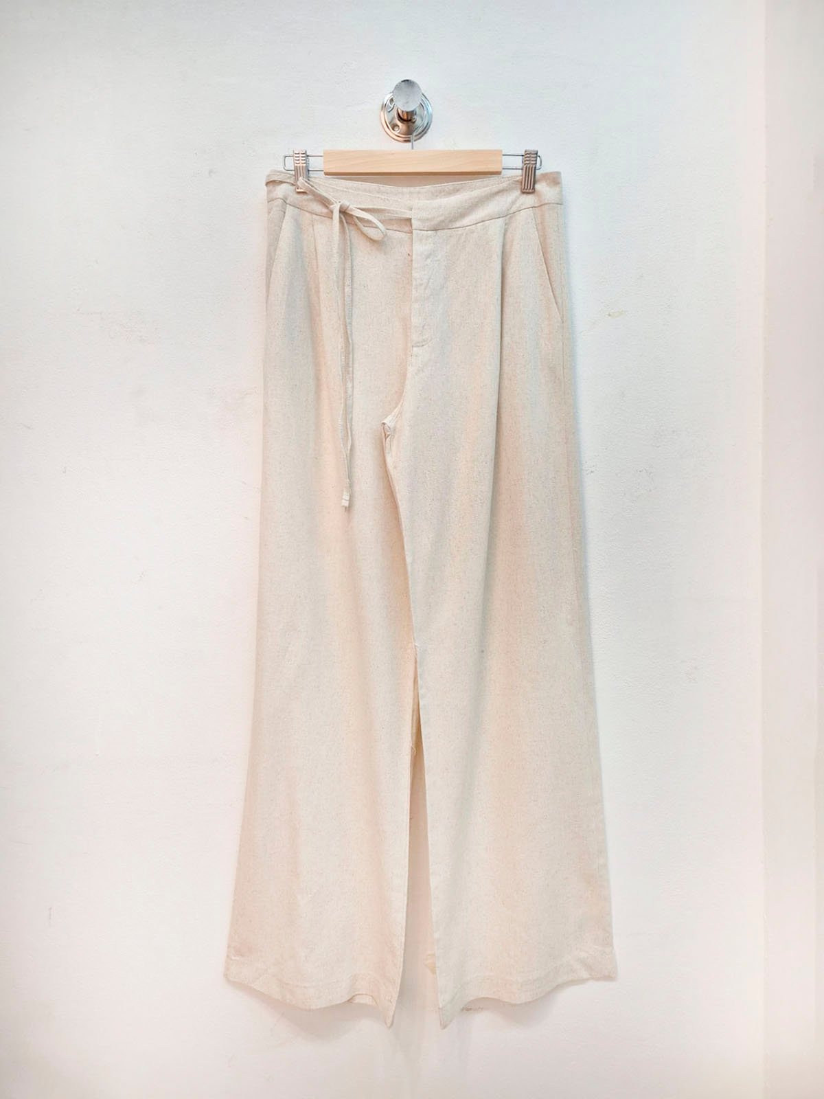 Pantalón beige de lino con cintura ajustable y pierna ancha