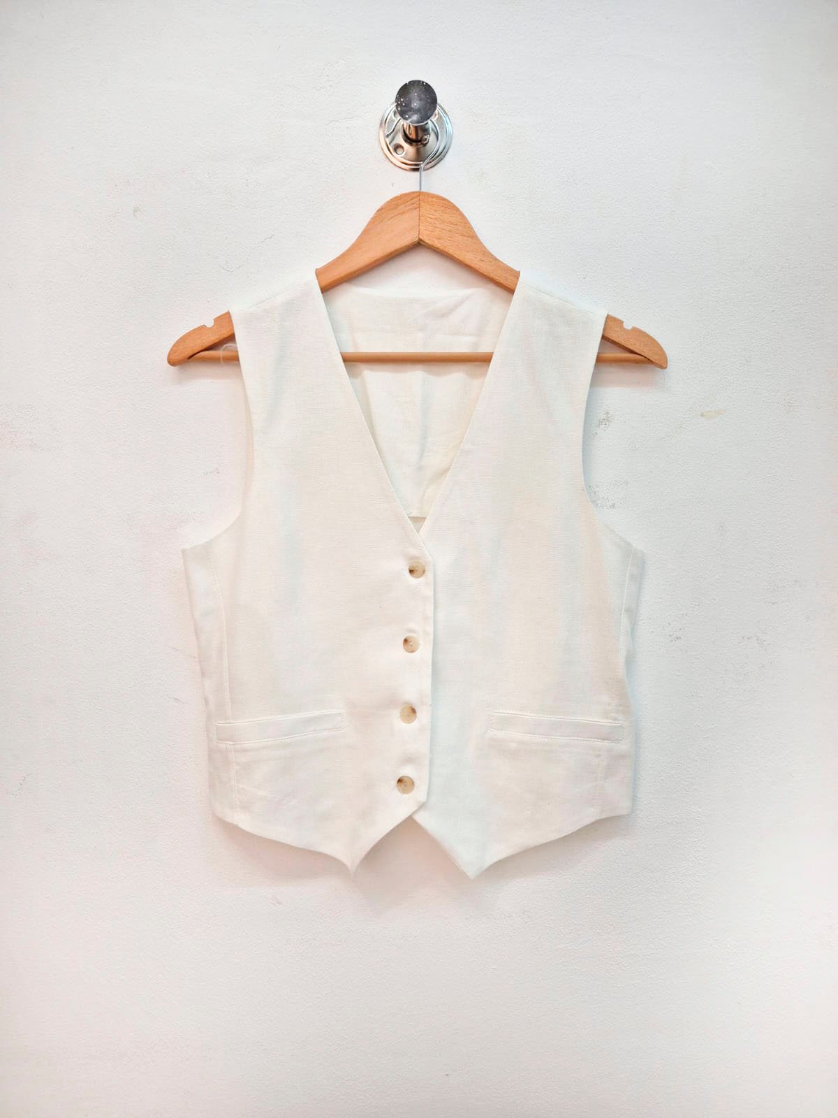 Chaleco blanco de lino con escote en V y botones frontales