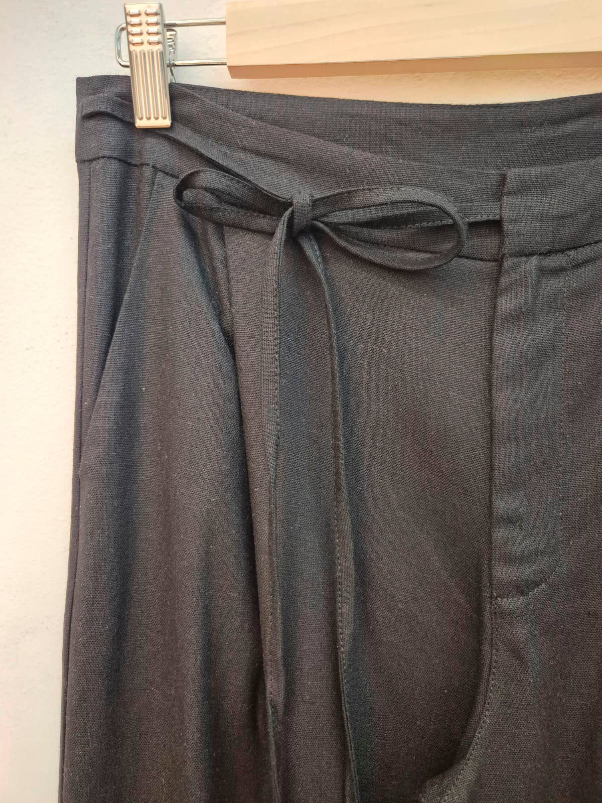 Pantalón gris oscuro con cintura ajustable y pinzas delanteras