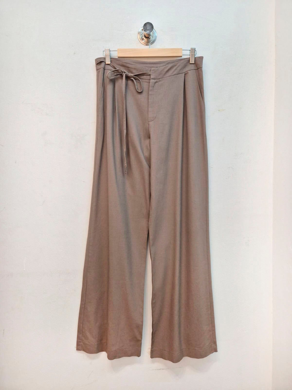 Pantalón de lino beige con cintura ajustable y pierna ancha