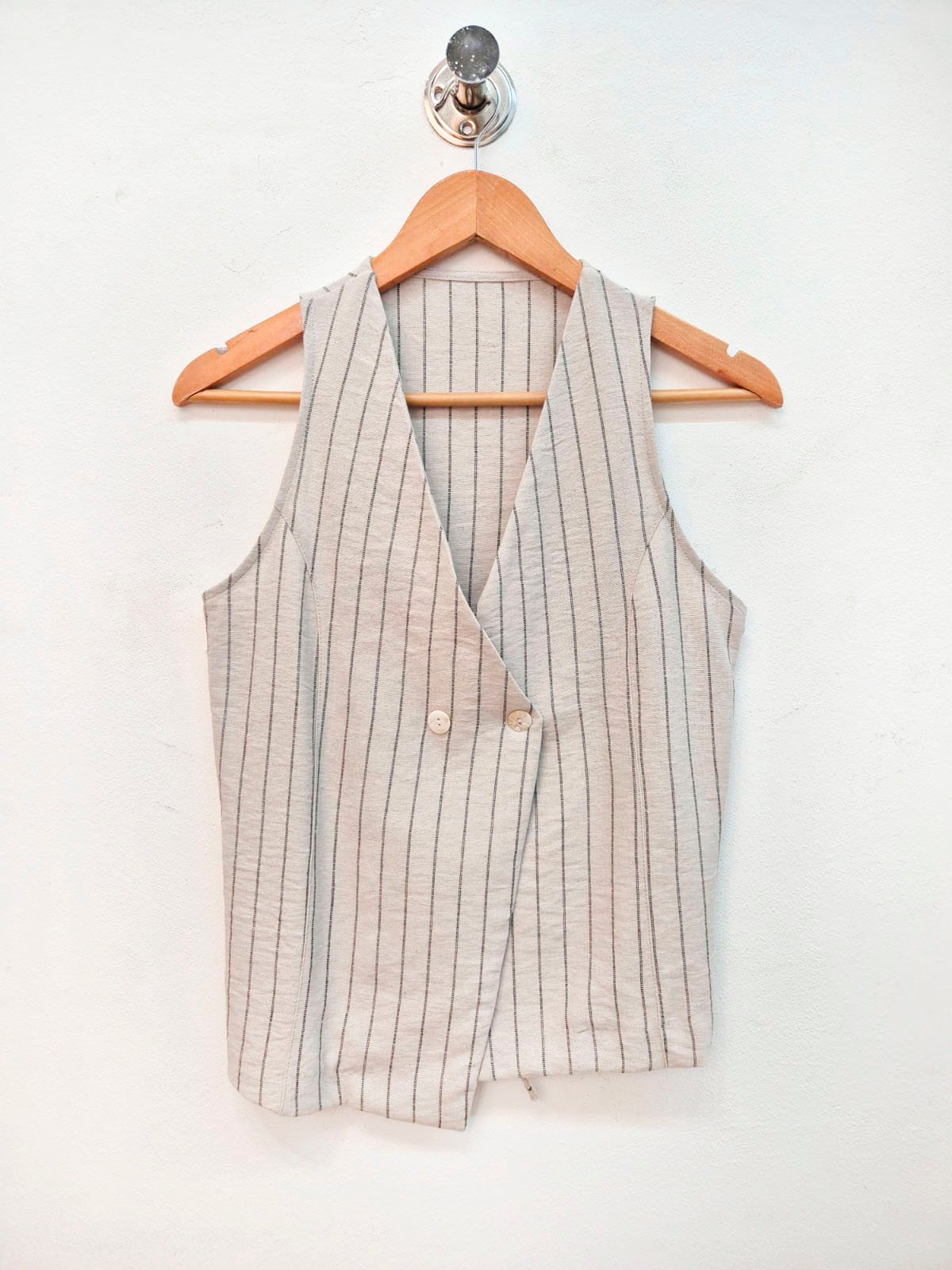 Chaleco beige a rayas con escote en V y botones delanteros