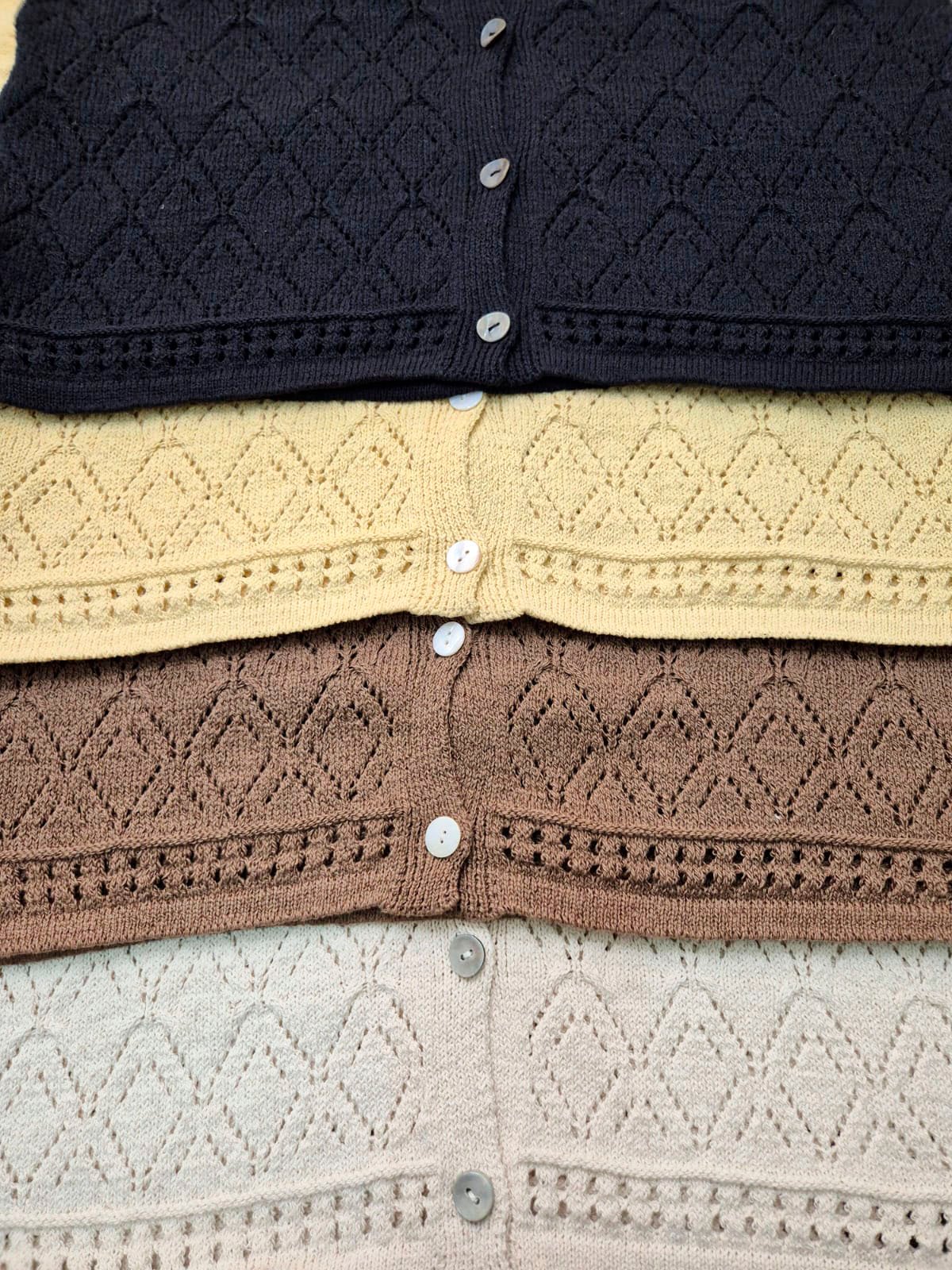Cardigan tejido con textura de diamante y botones nacarados