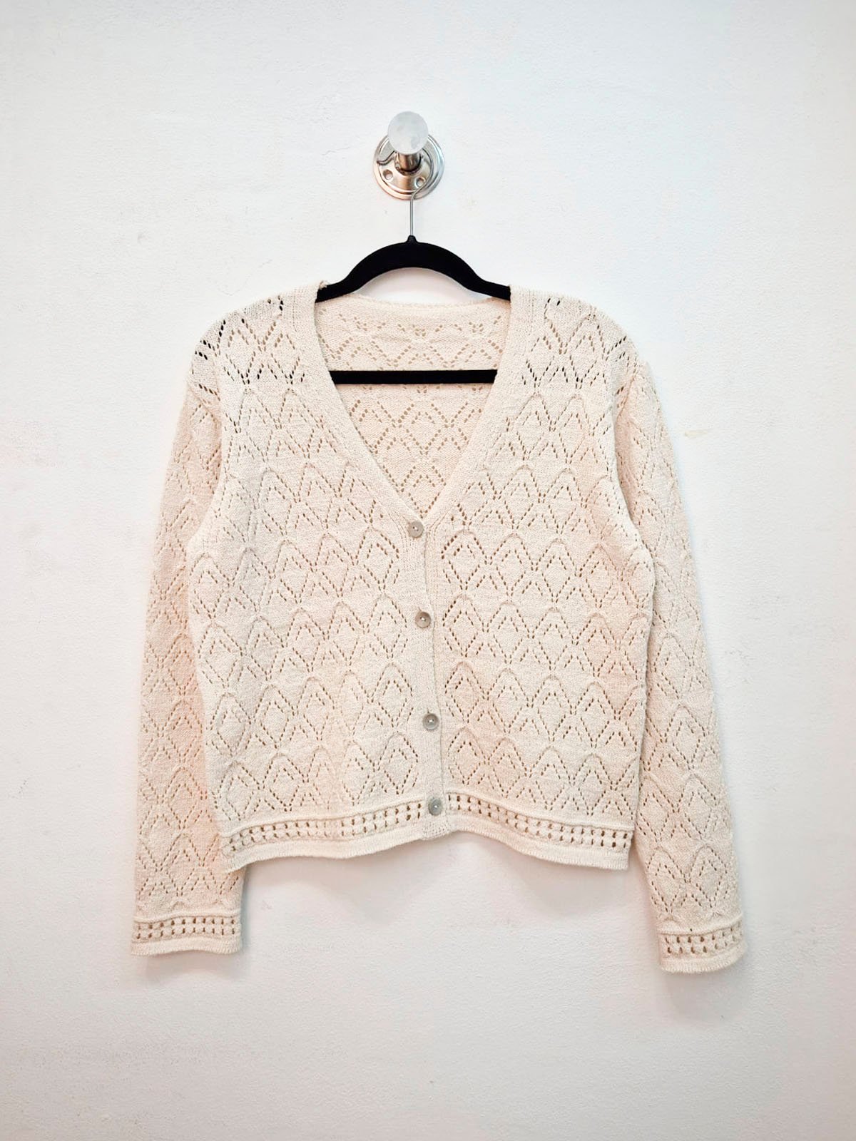 Cardigan beige calado con escote V y botones delanteros