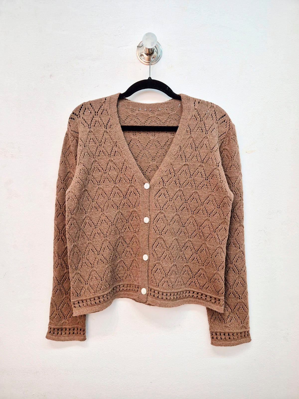 Cardigan beige de punto calado con escote V y botones blancos