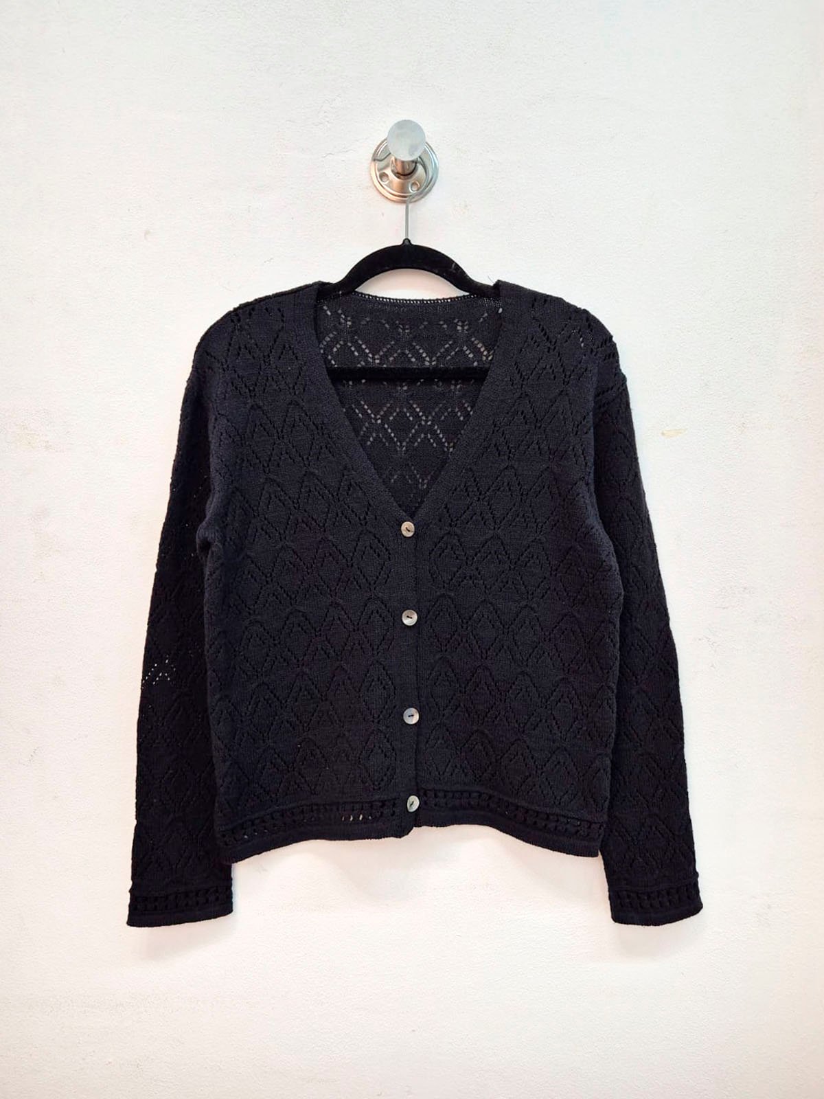 Cardigan negro de tejido calado con escote V y botones