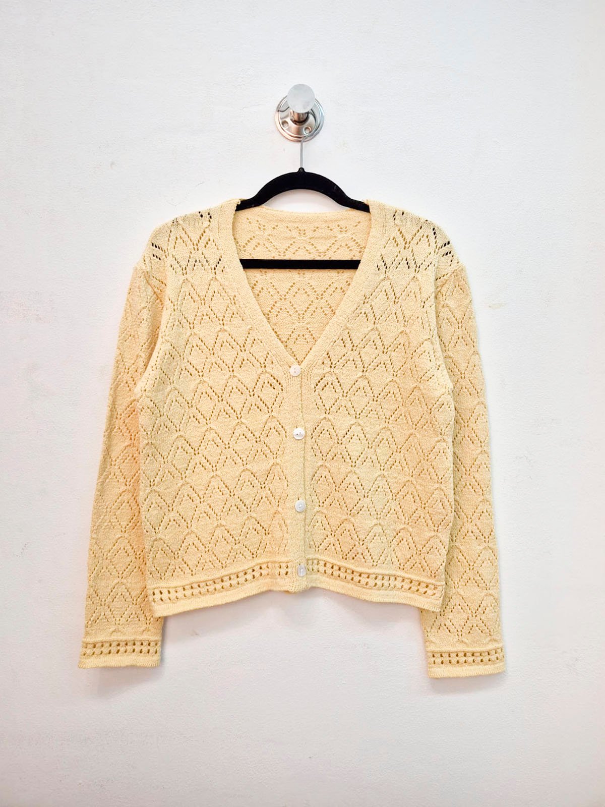 Cardigan crema calado con escote V y botones frontales