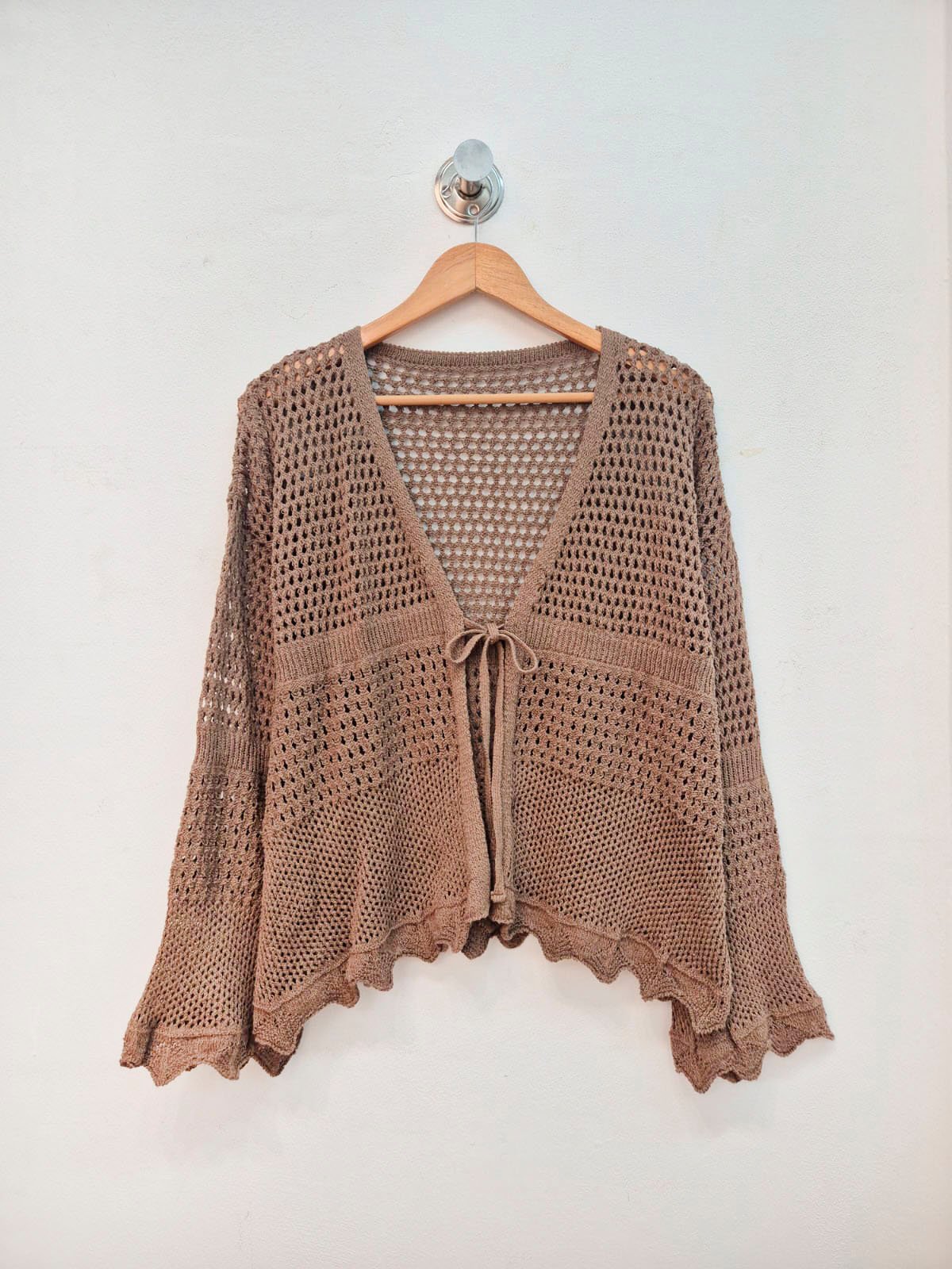 Saquito de red beige con escote en V y mangas acampanadas