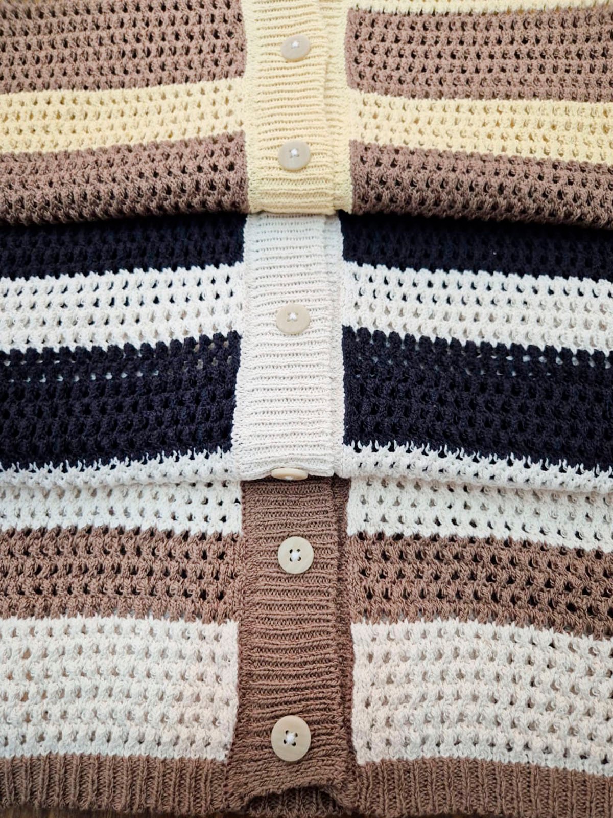 Chaqueta de punto con rayas horizontales y botones frontales