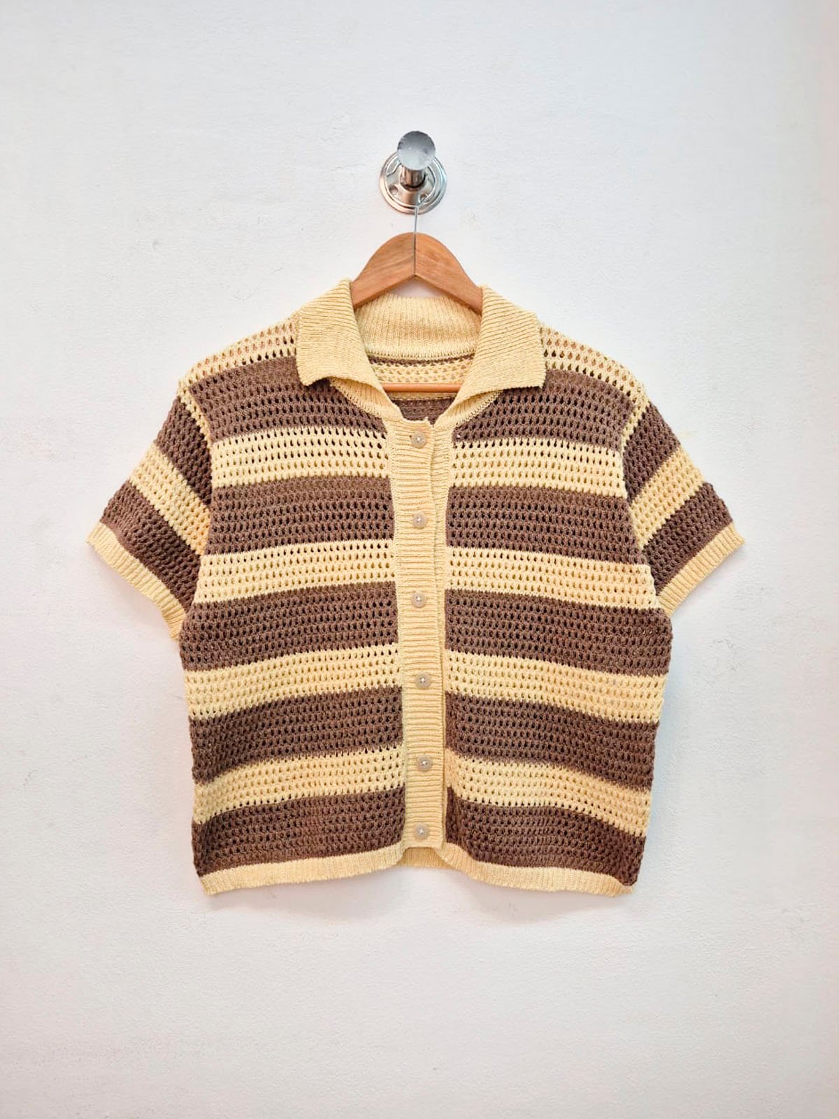 Chaqueta punto rayas marrón y beige con cuello solapa y manga corta