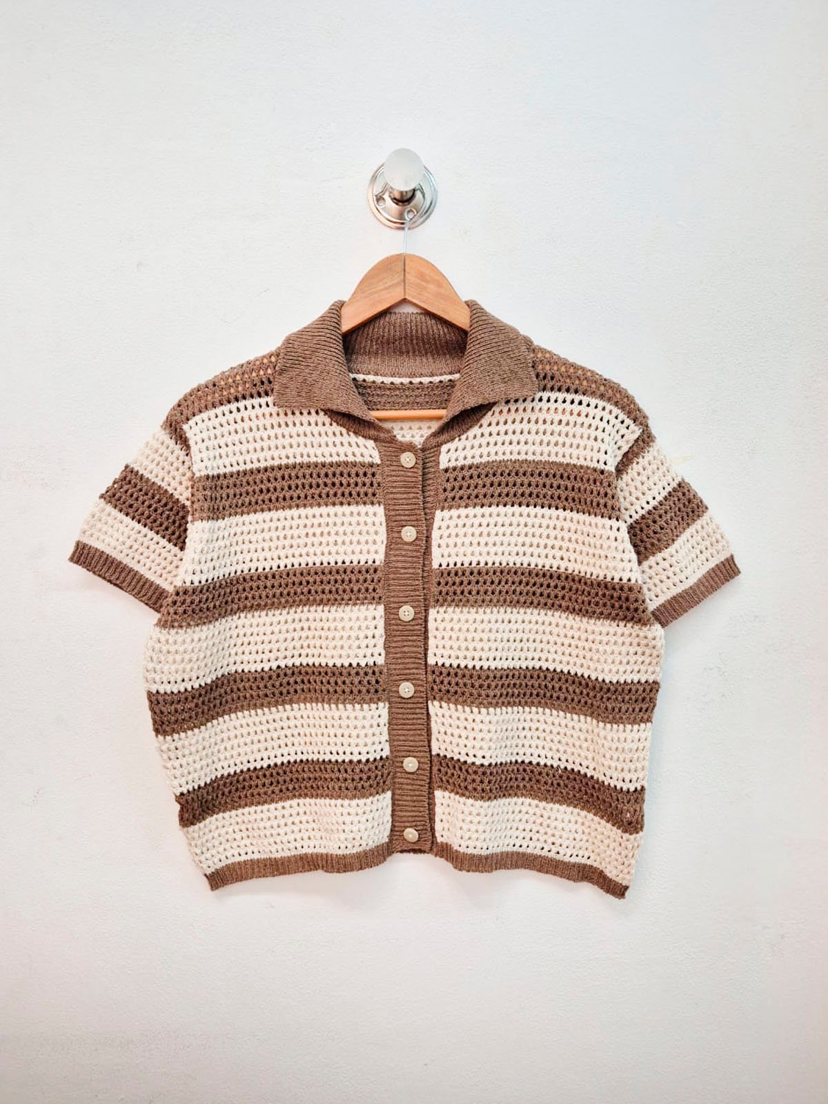 Chaqueta de punto a rayas beige y marrón con cuello solapa y manga corta