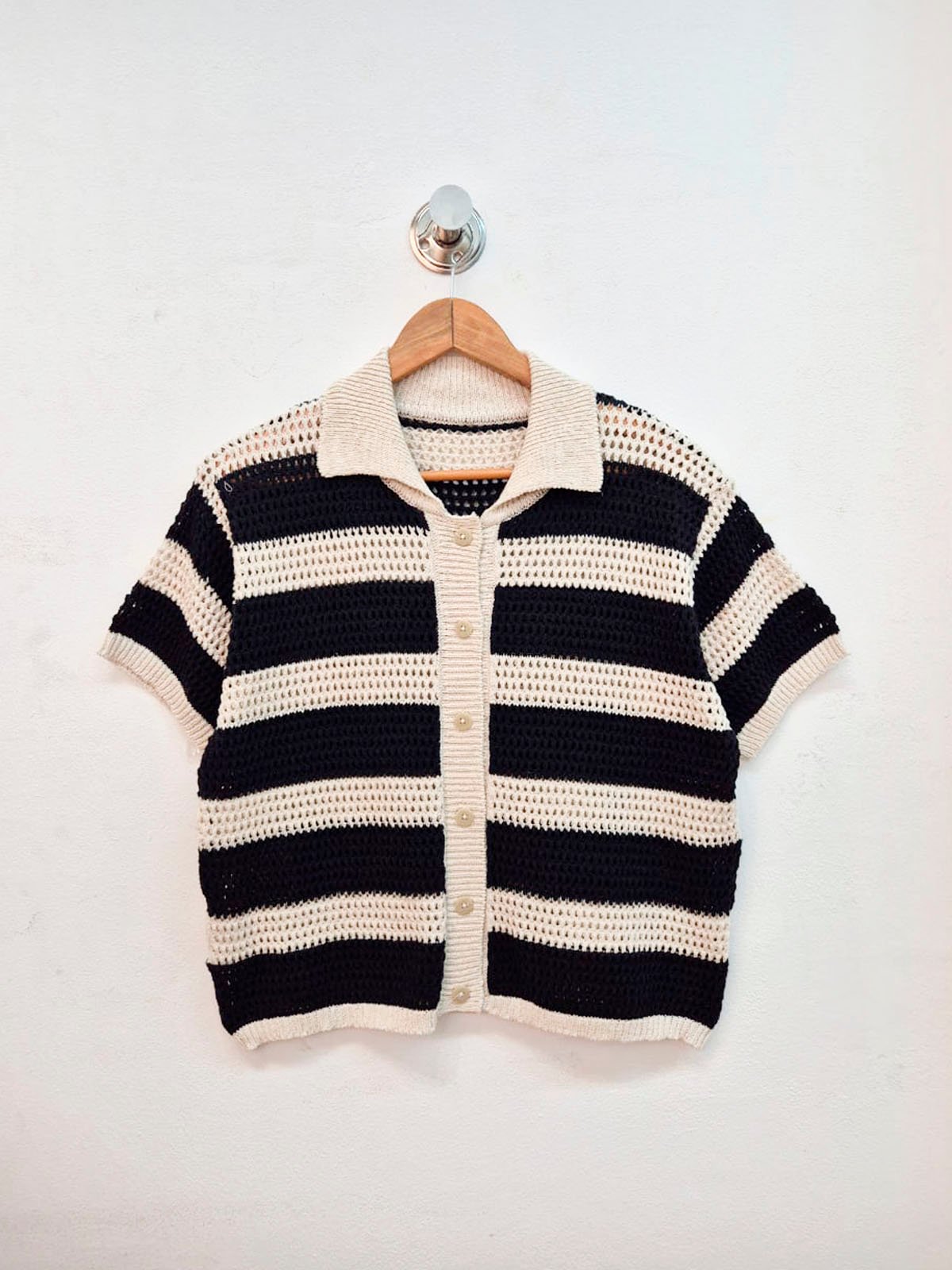 Chaqueta tejida a rayas negro y crudo con cuello y manga corta