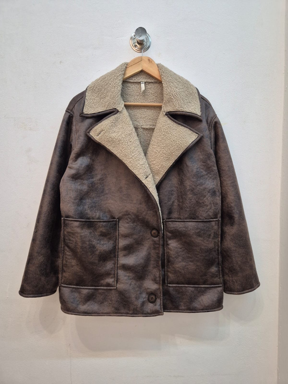 Campera marrón con cuello de borreguito y bolsillos frontales