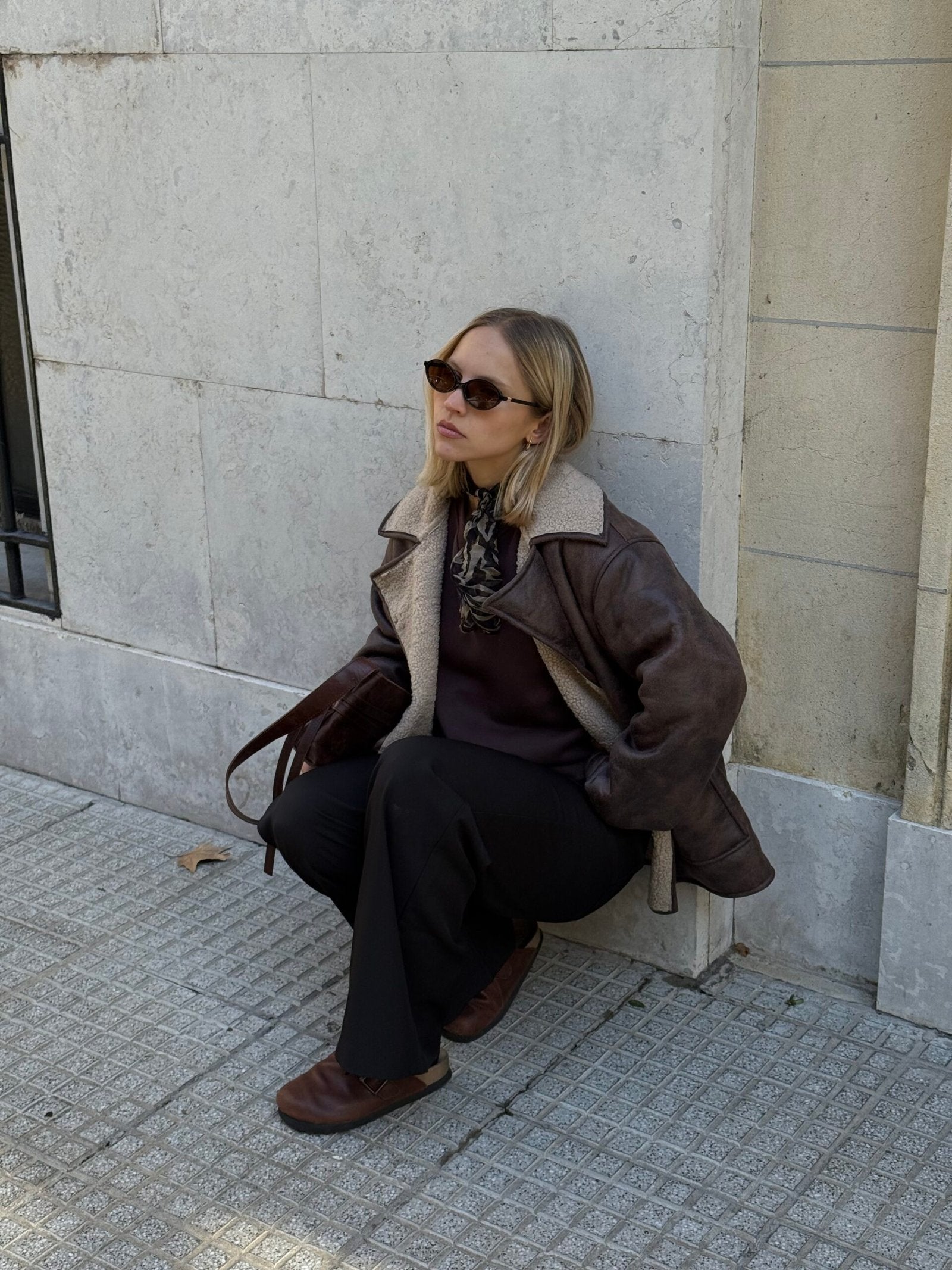 Campera marrón con cuello de borrego y solapa ancha