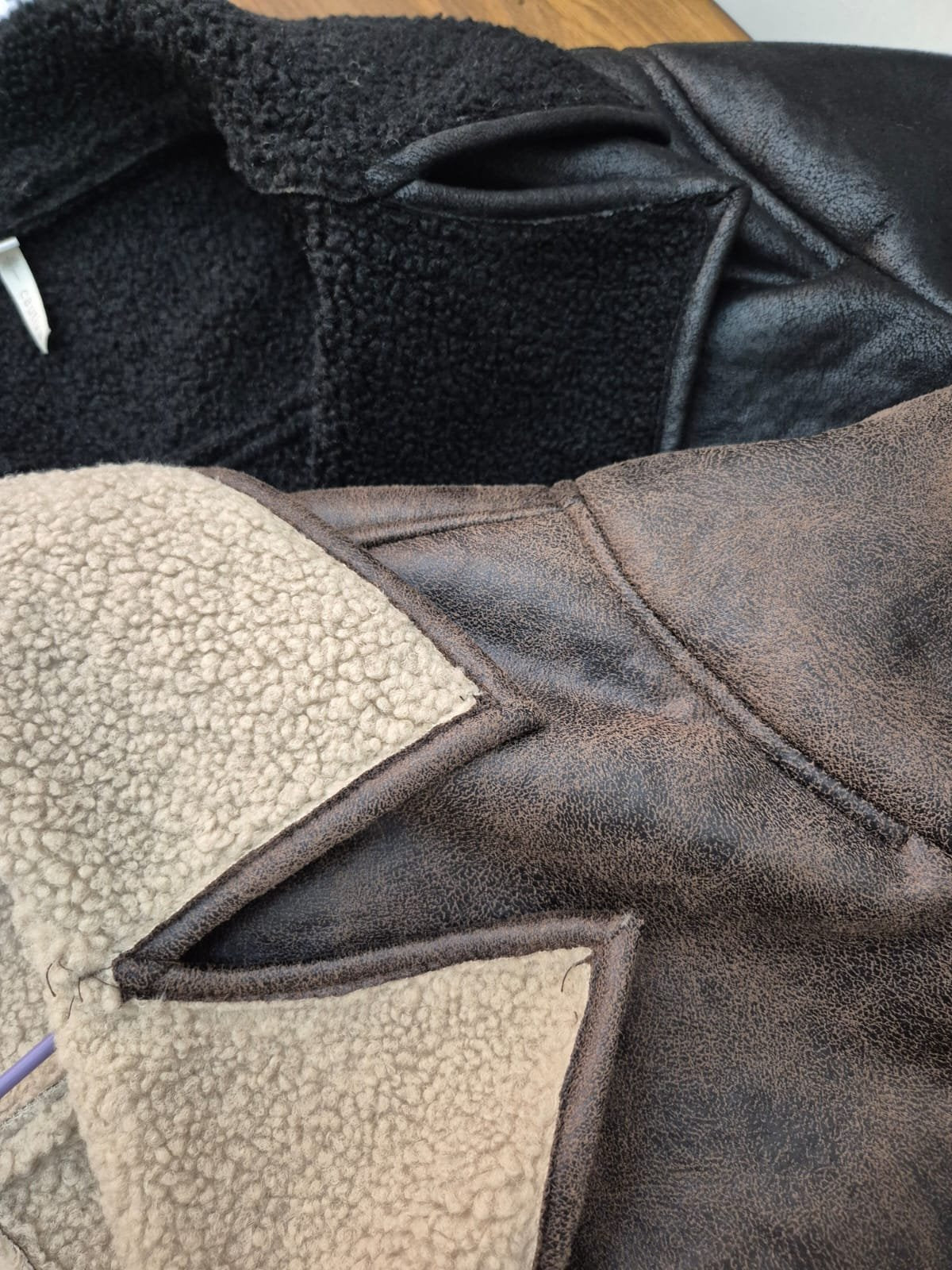 Campera de invierno marrón con interior de sherpa beige