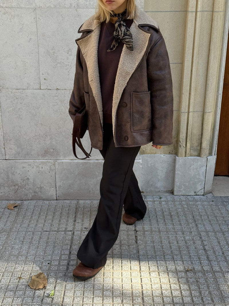 Campera marrón con cuello de borrega y solapas amplias